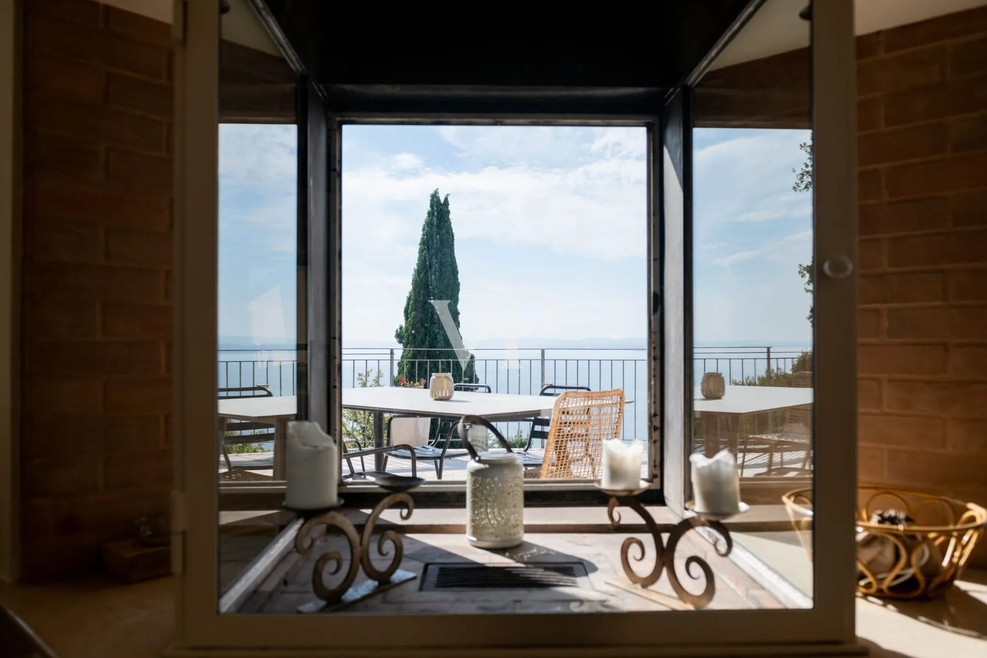L'eccellenza dell'abitare: Esclusiva villa con vista lago, piscina e area wellness