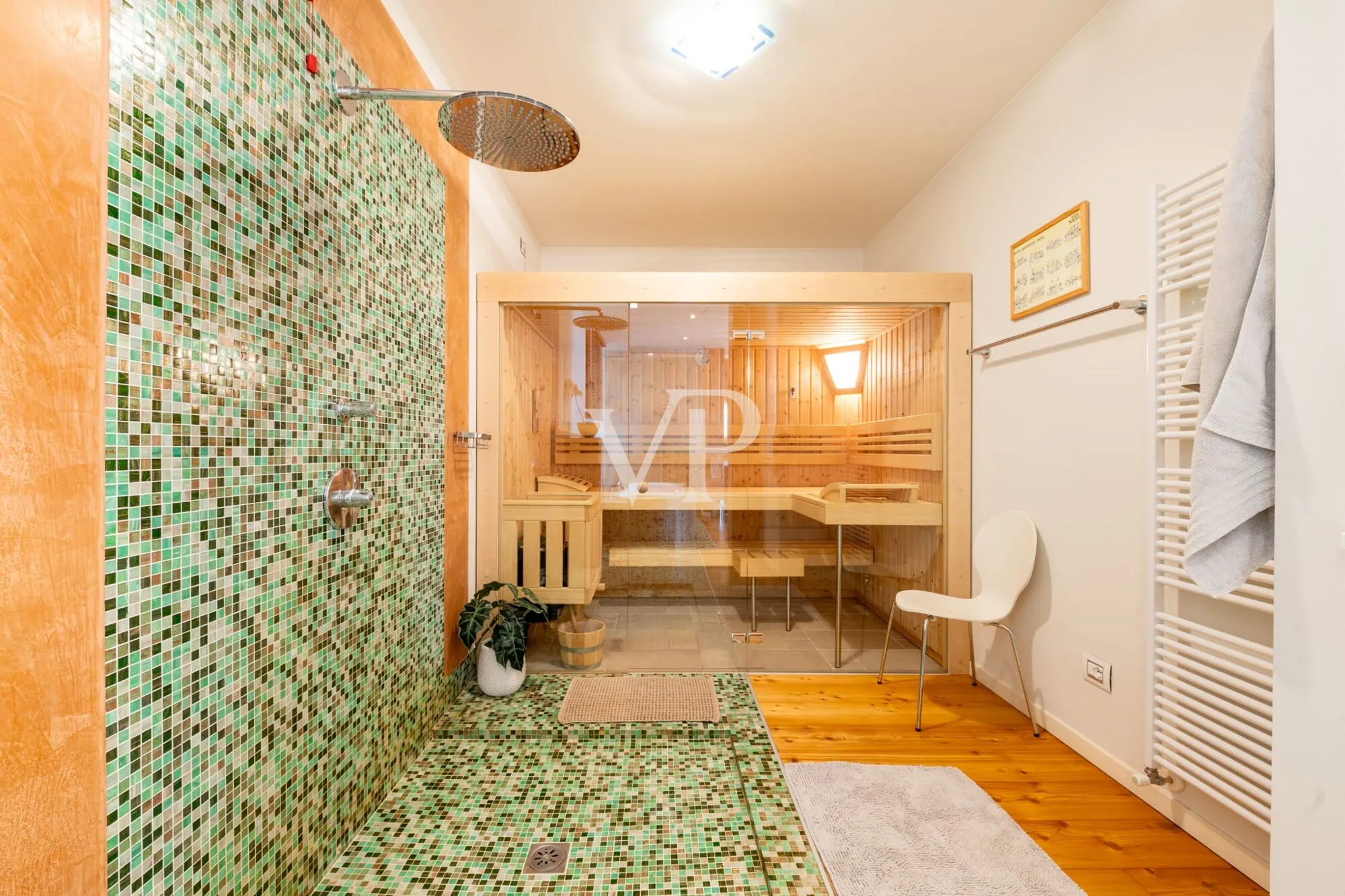 L'eccellenza dell'abitare: Esclusiva villa con vista lago, piscina e area wellness