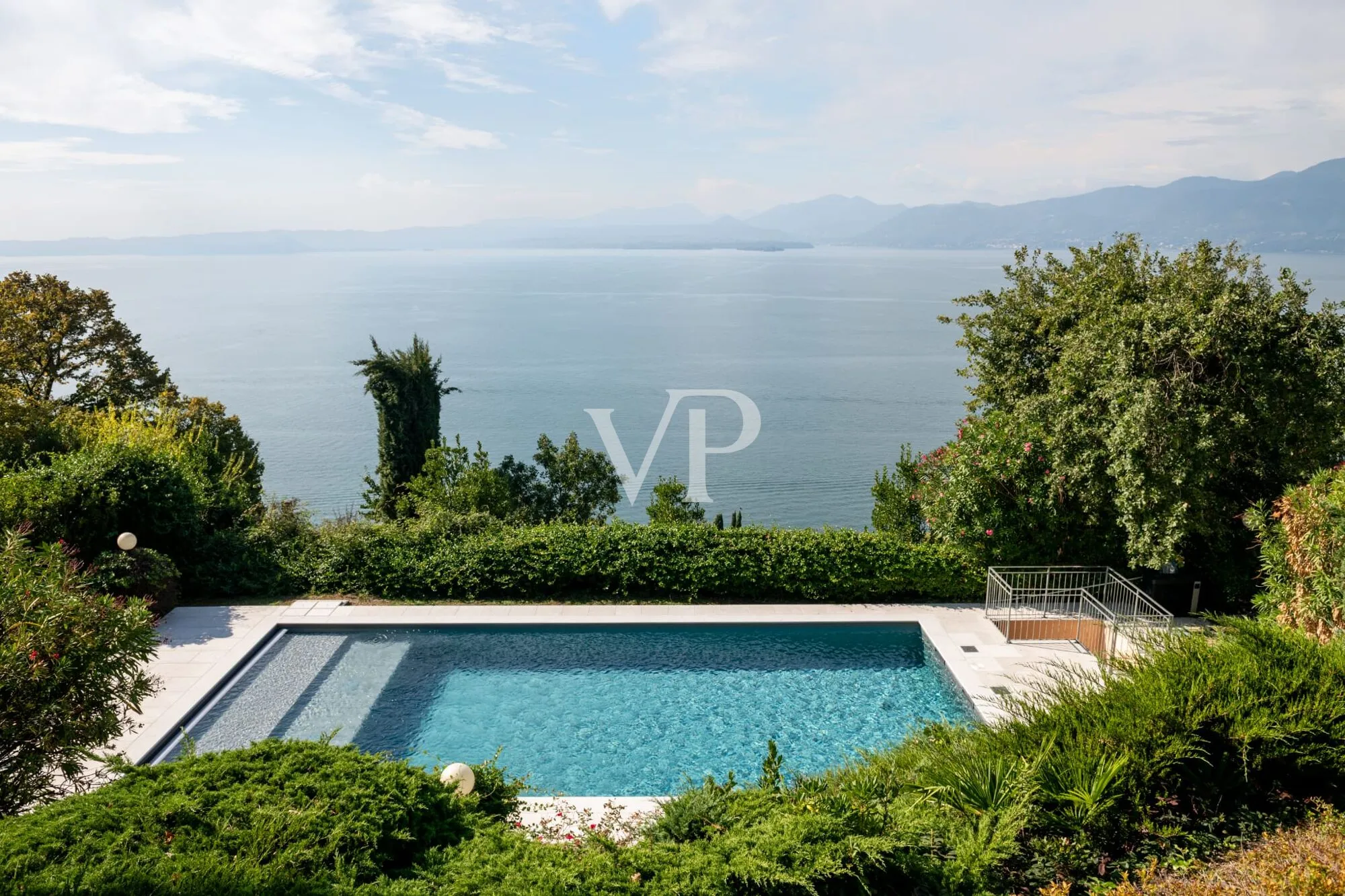 L'eccellenza dell'abitare: Esclusiva villa con vista lago, piscina e area wellness