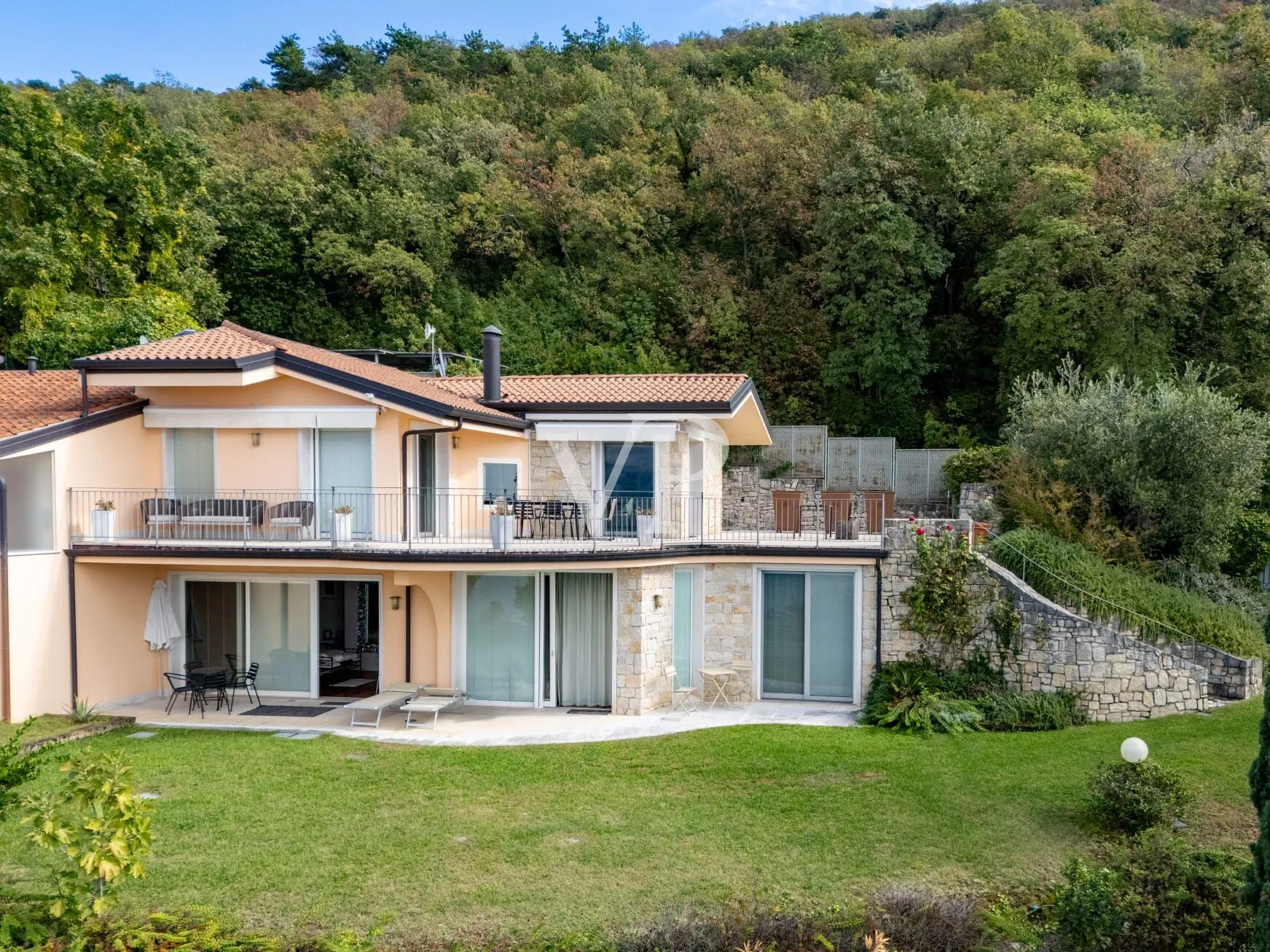 L'eccellenza dell'abitare: Esclusiva villa con vista lago, piscina e area wellness