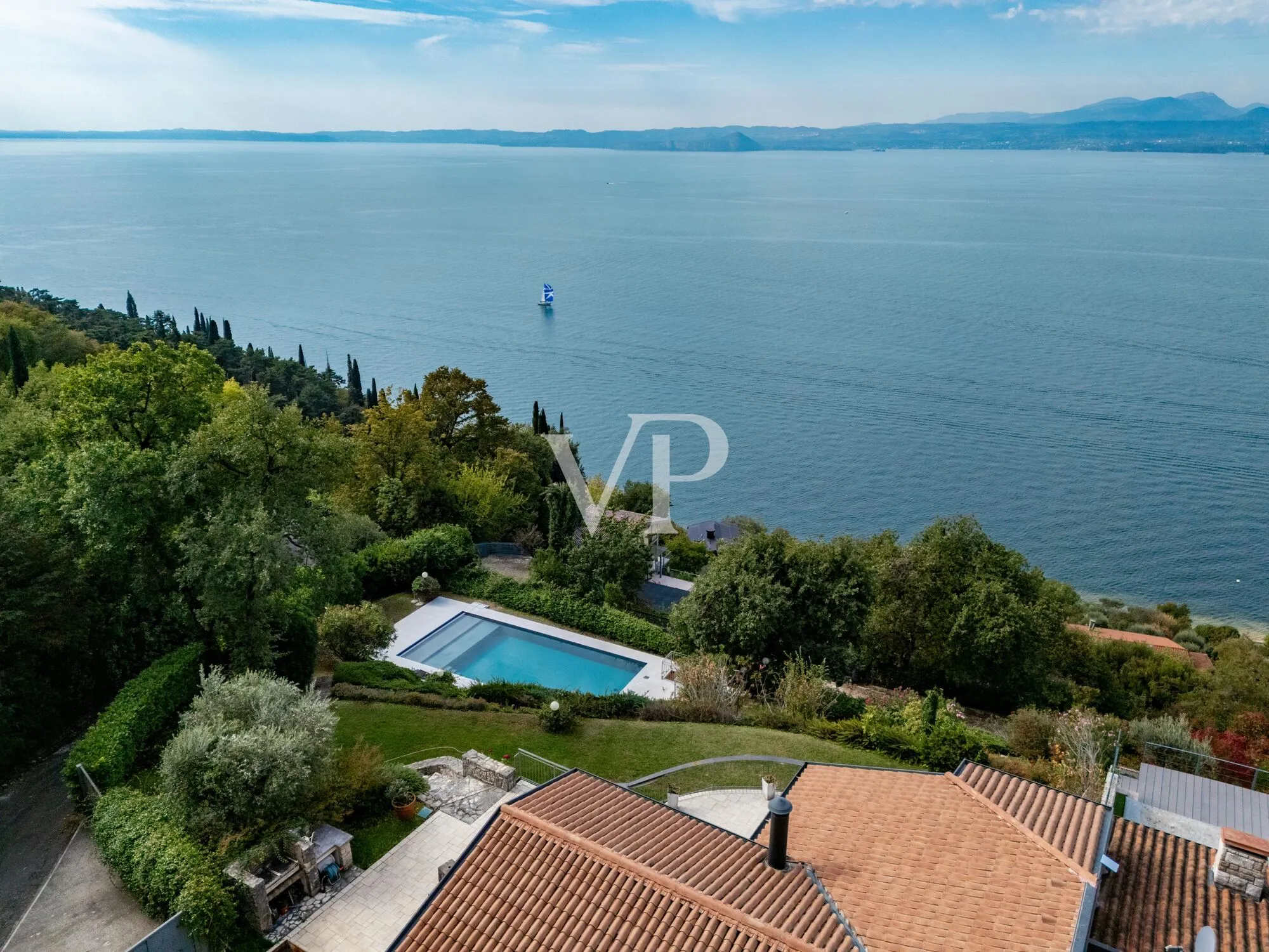 L'eccellenza dell'abitare: Esclusiva villa con vista lago, piscina e area wellness