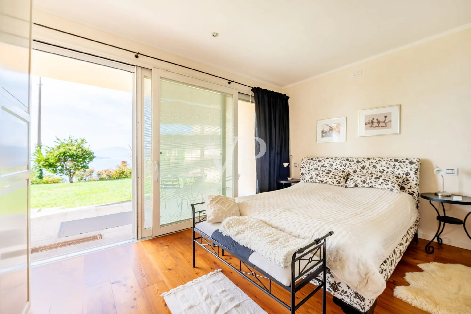 L'eccellenza dell'abitare: Esclusiva villa con vista lago, piscina e area wellness