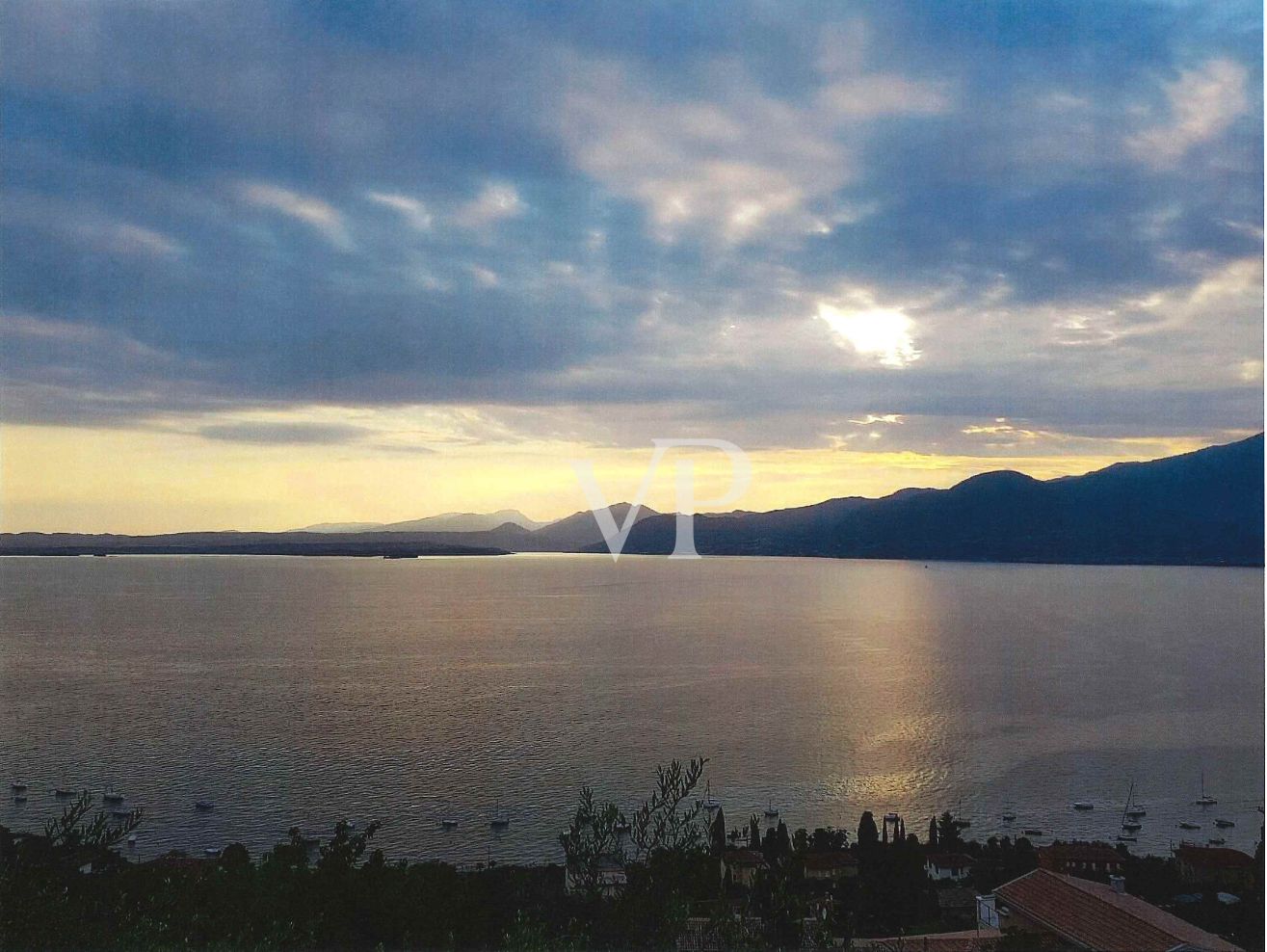 Côte est du lac de Garde à Torri del Benaco : emplacement de choix baigné de soleil avec vue dégagée sur le lac.