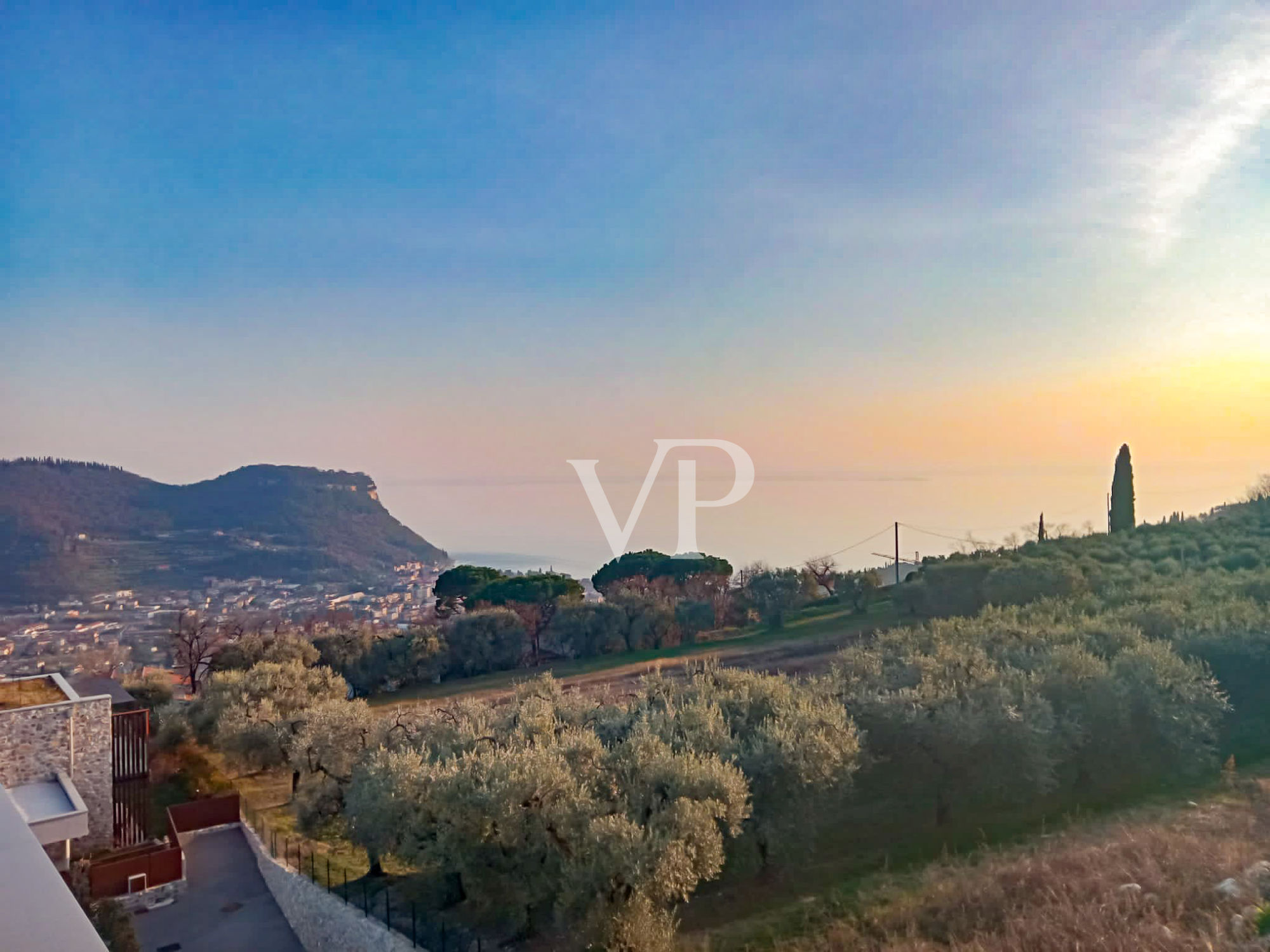 Moderna villa con splendida vista sulla baia di Garda.