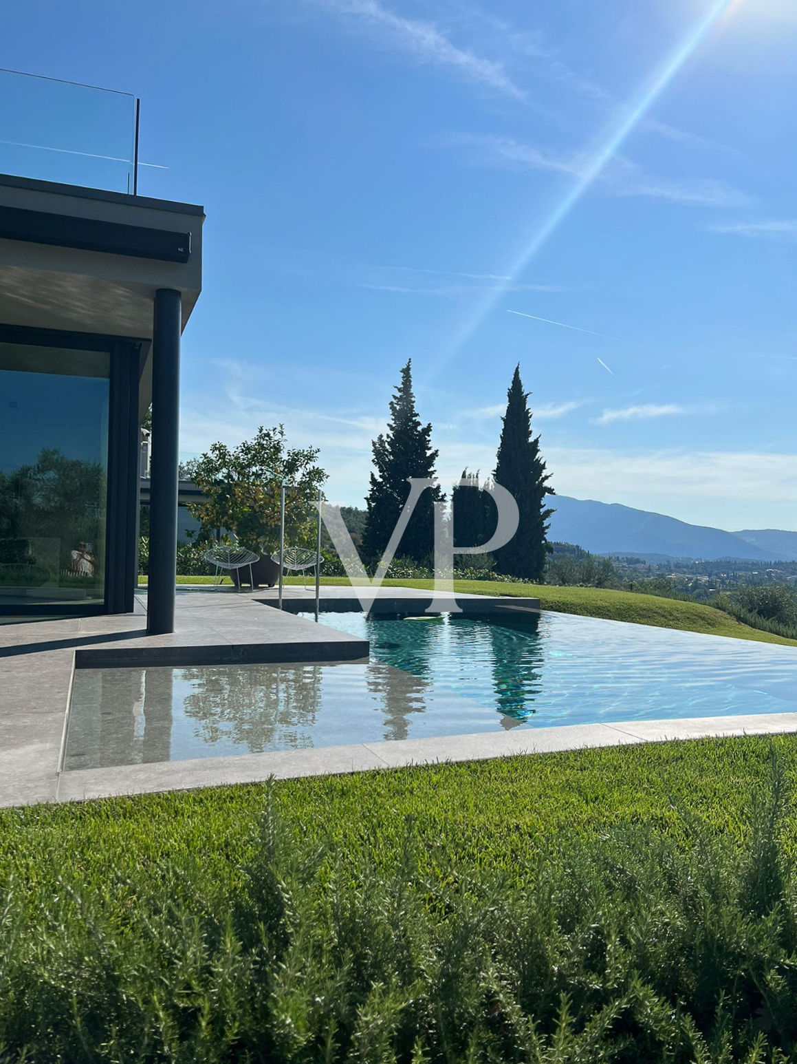 Villa moderna con piscina y hermosa vista de la bahía de Garda.