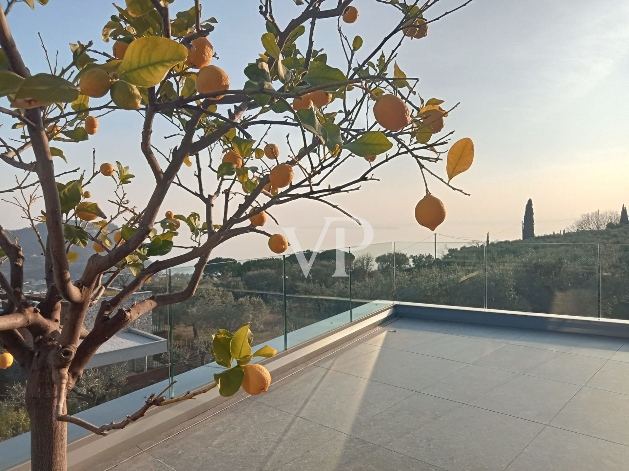 Villa moderne avec piscine et vue magnifique sur la baie de Garde.