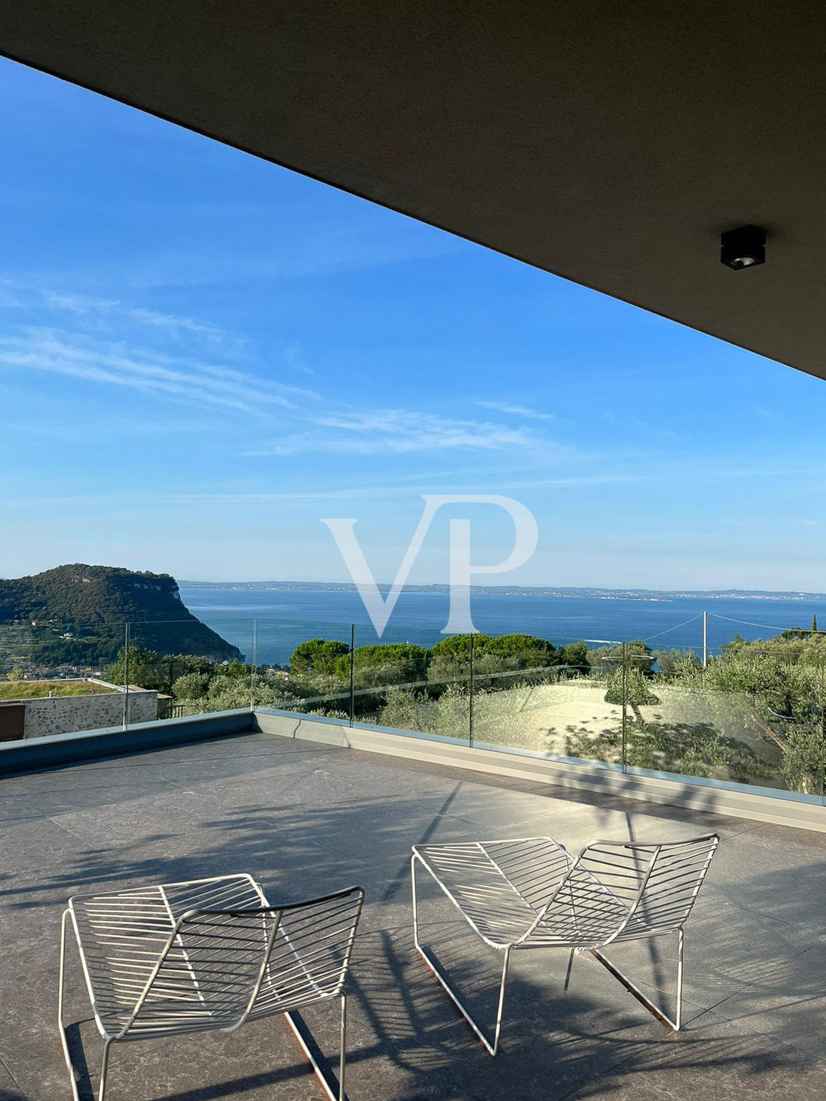Modern villa with pool and beautiful view of the bay of Garda.