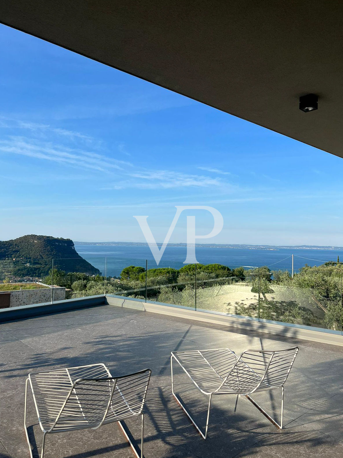 Villa moderna con piscina y hermosa vista de la bahía de Garda.