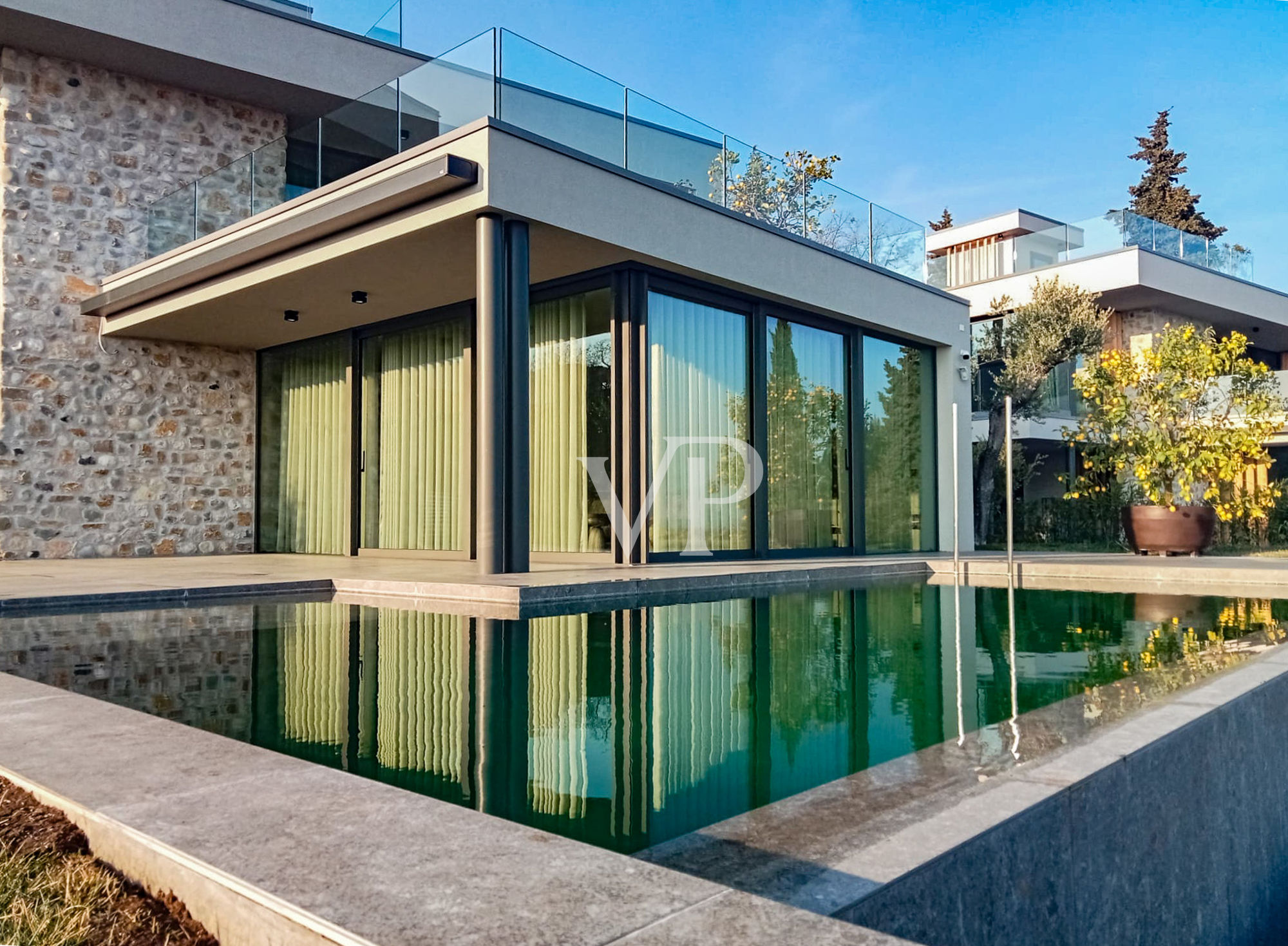 Modern villa with pool and beautiful view of the bay of Garda.