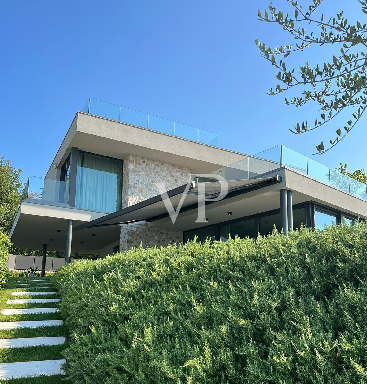 Villa moderna con piscina y hermosa vista de la bahía de Garda.