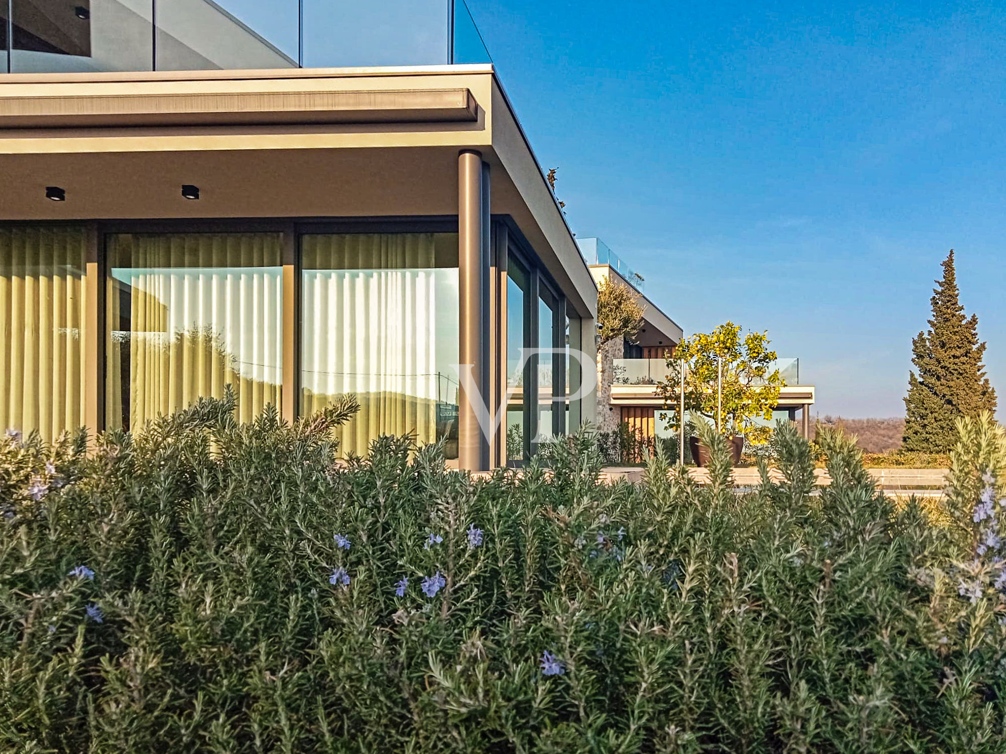 Moderna villa con splendida vista sulla baia di Garda.