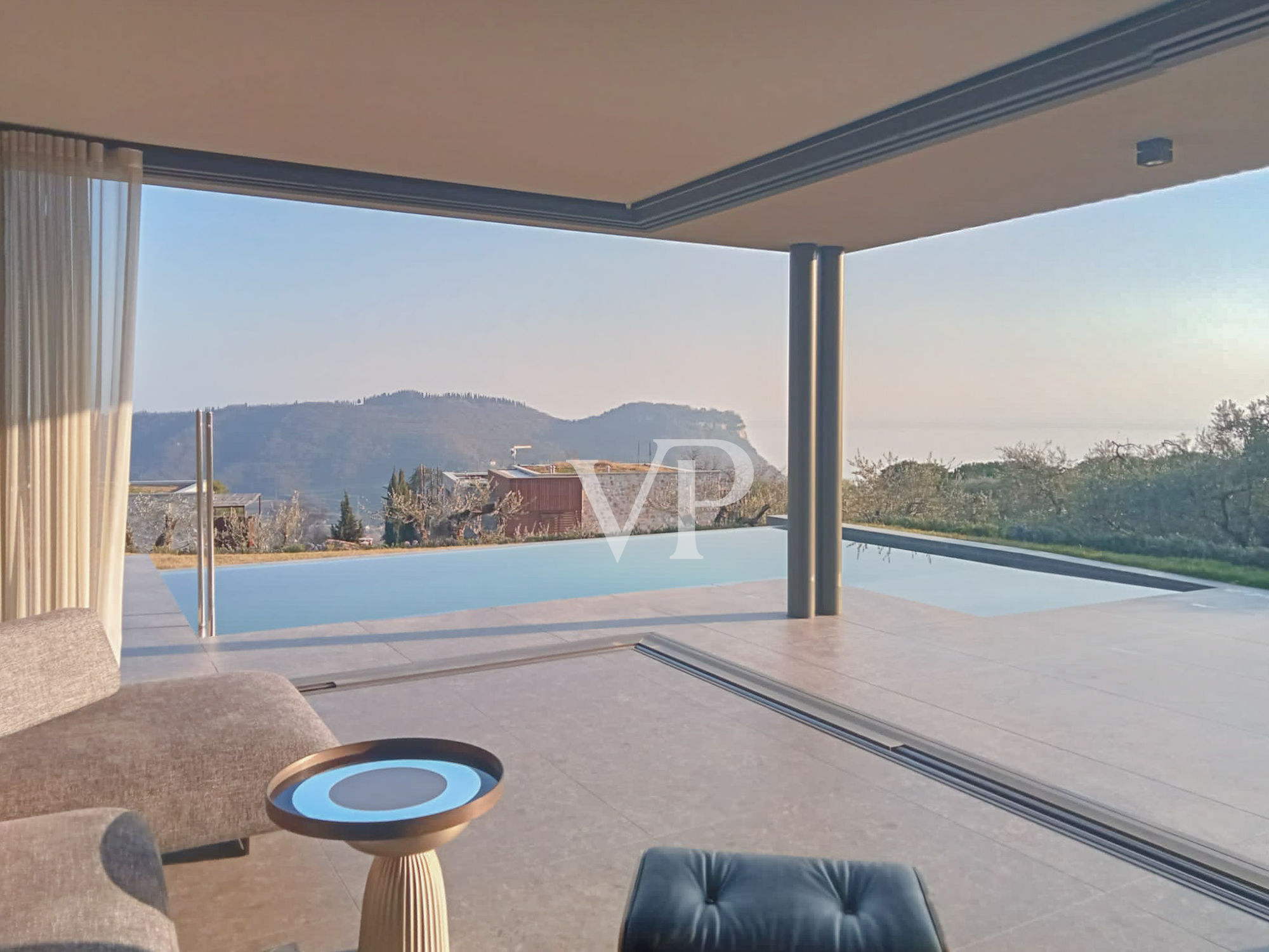 Modern villa with pool and beautiful view of the bay of Garda.