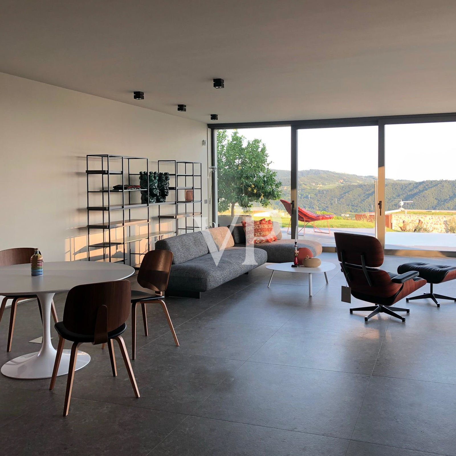 Villa moderne avec piscine et vue magnifique sur la baie de Garde.