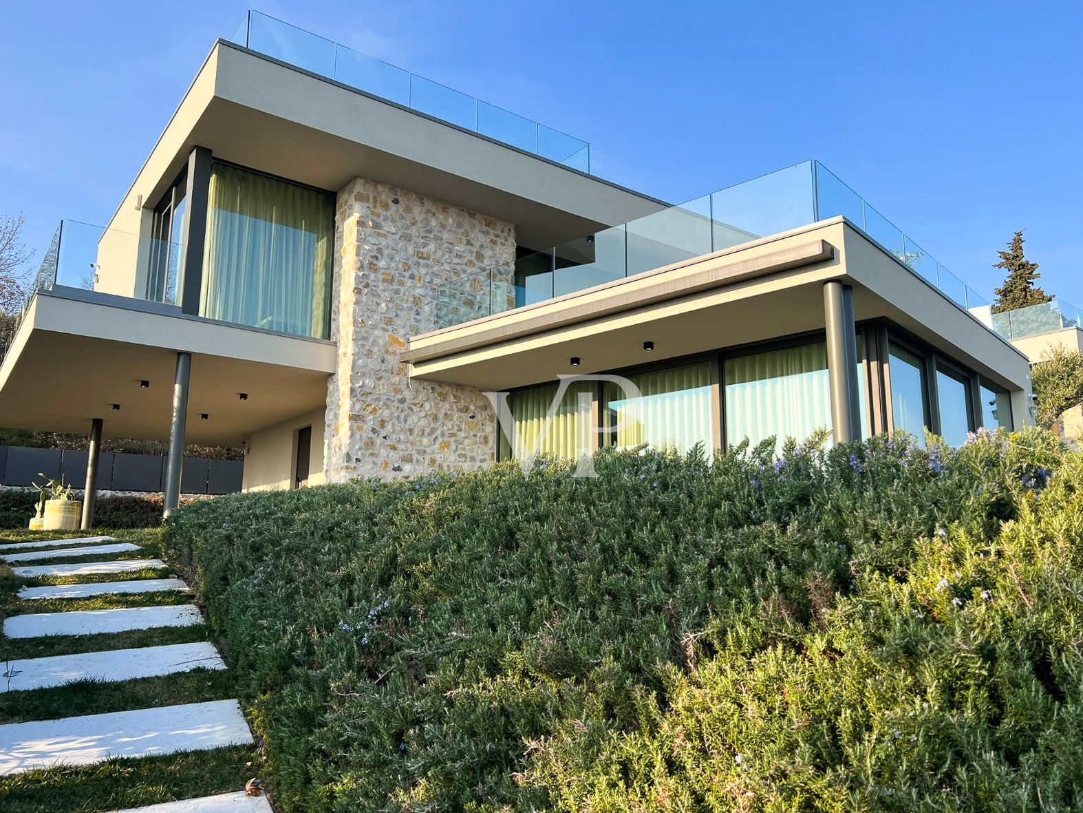 Villa moderna con piscina y hermosa vista de la bahía de Garda.