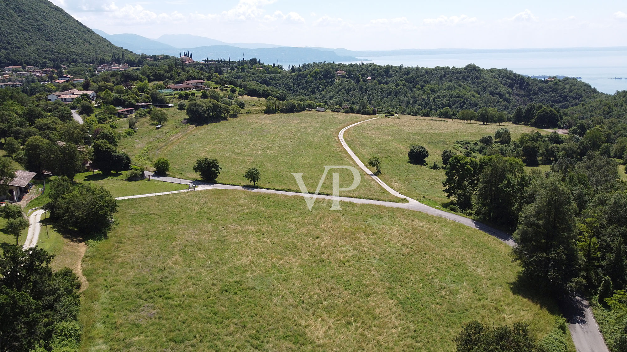 Produktives Land und Wald mit schönem Blick auf den See in Salò