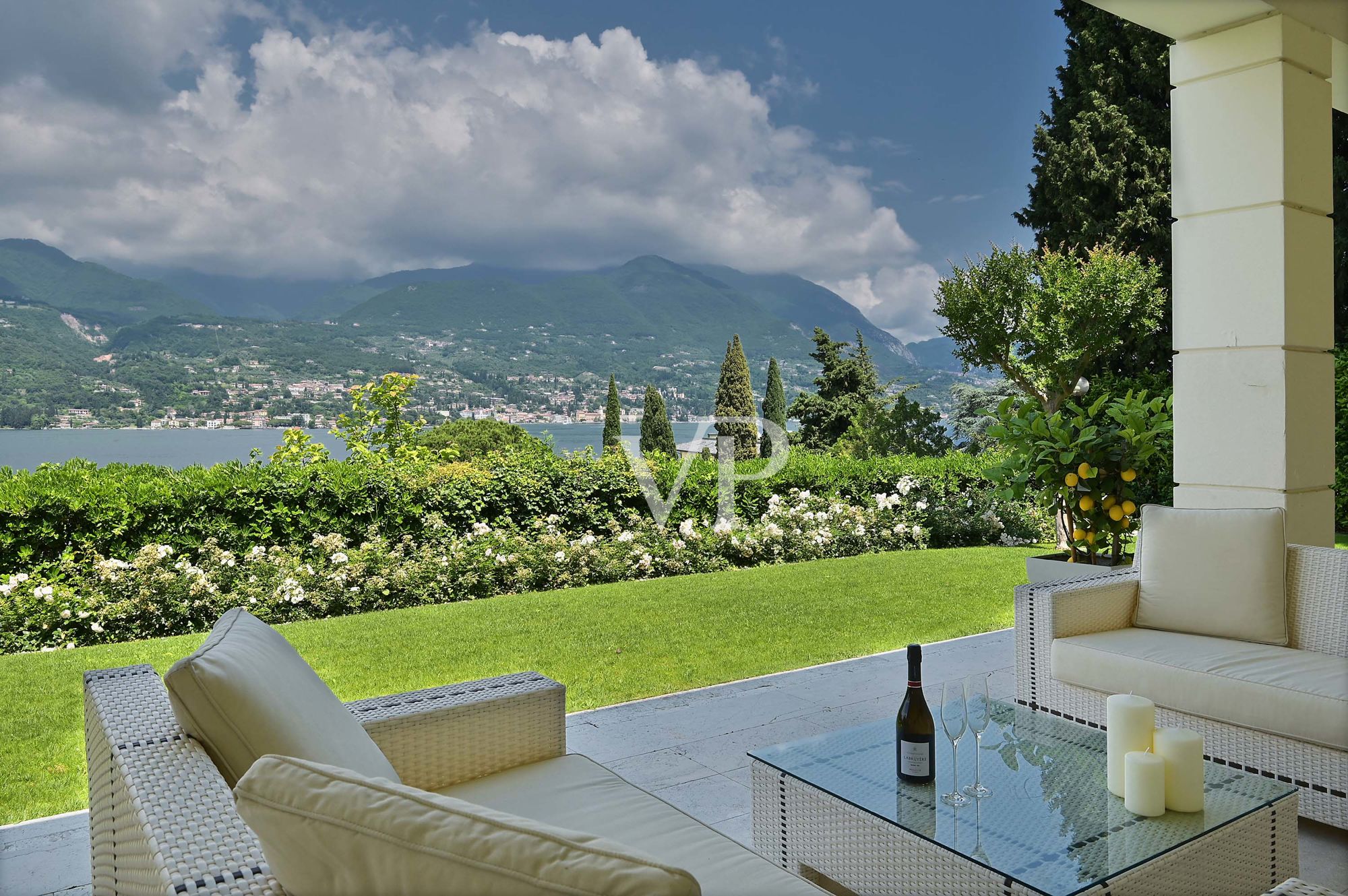 Beautiful villa with 
enchanting lake view