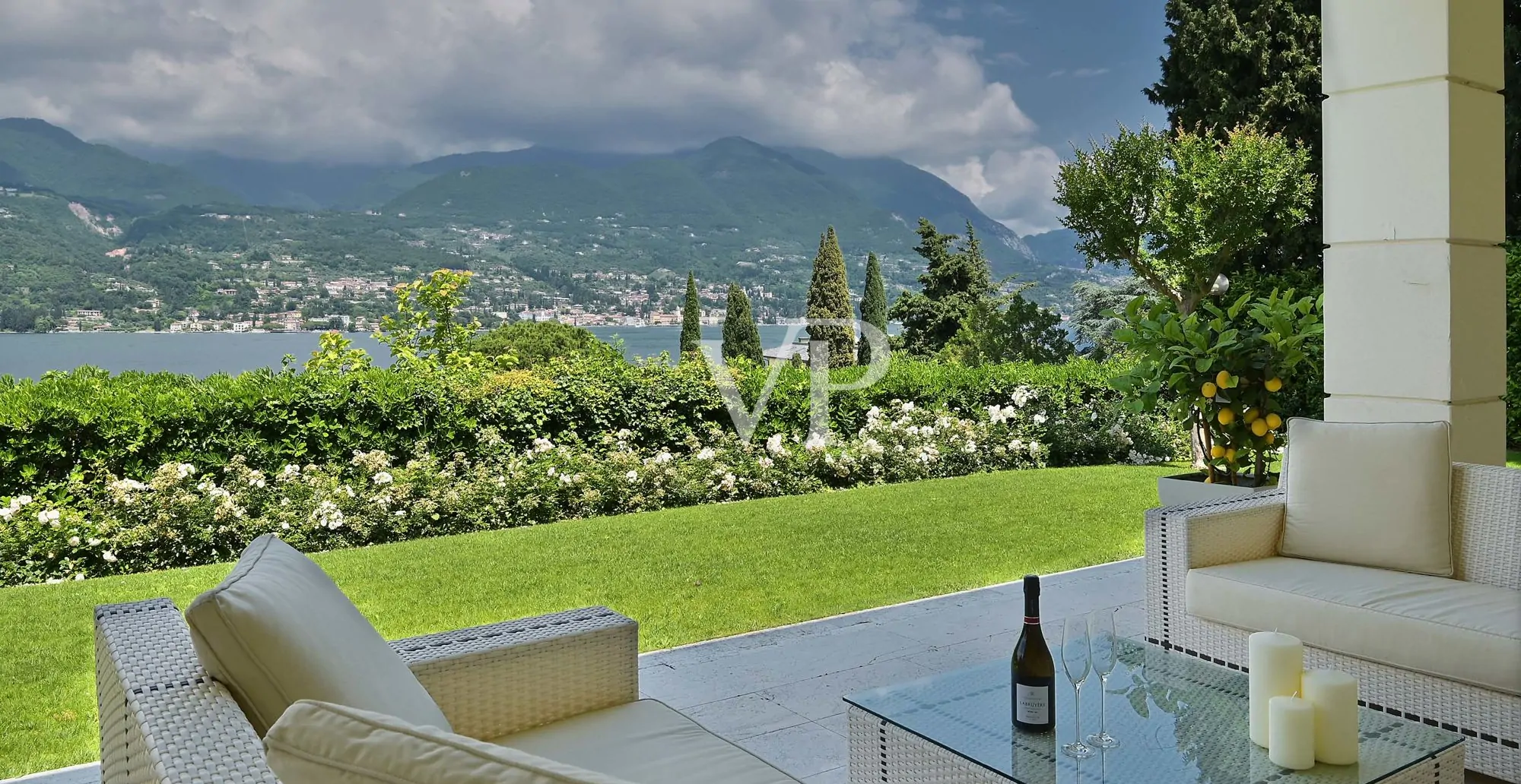 Herrschaftliche Villa mit bezauberndem Seeblick