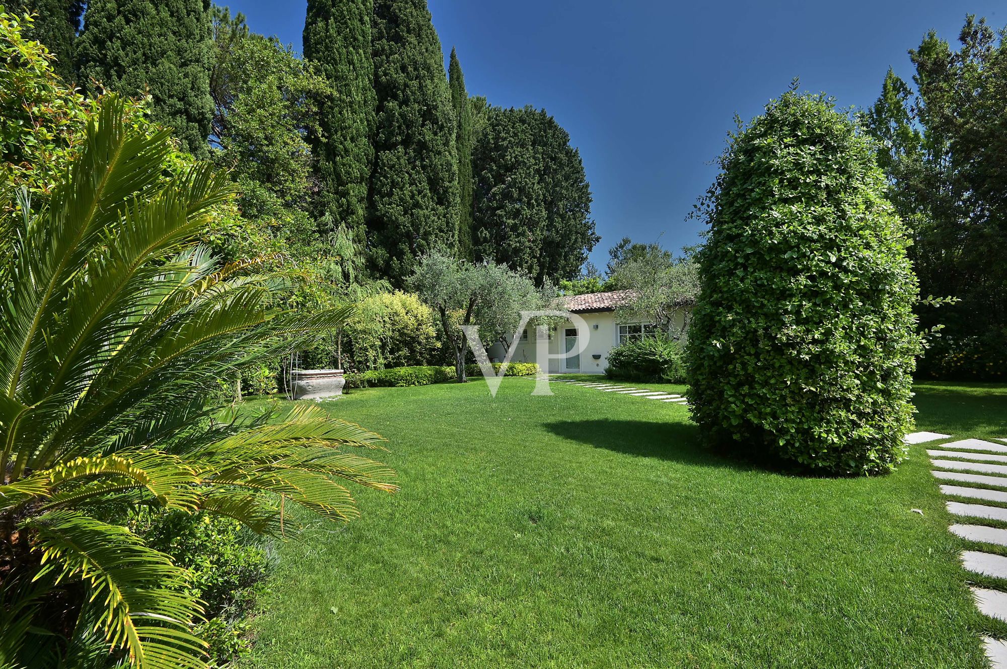 Beautiful villa with 
enchanting lake view