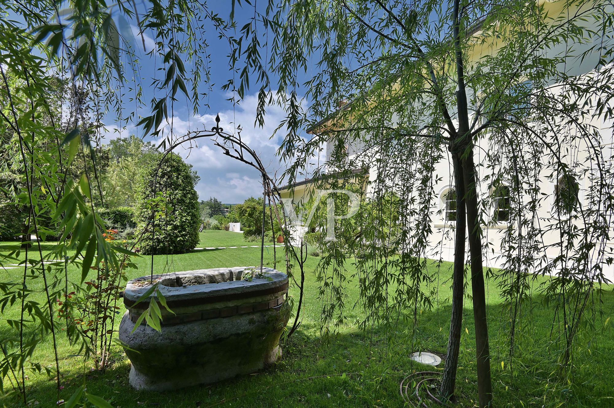 Beautiful villa with 
enchanting lake view