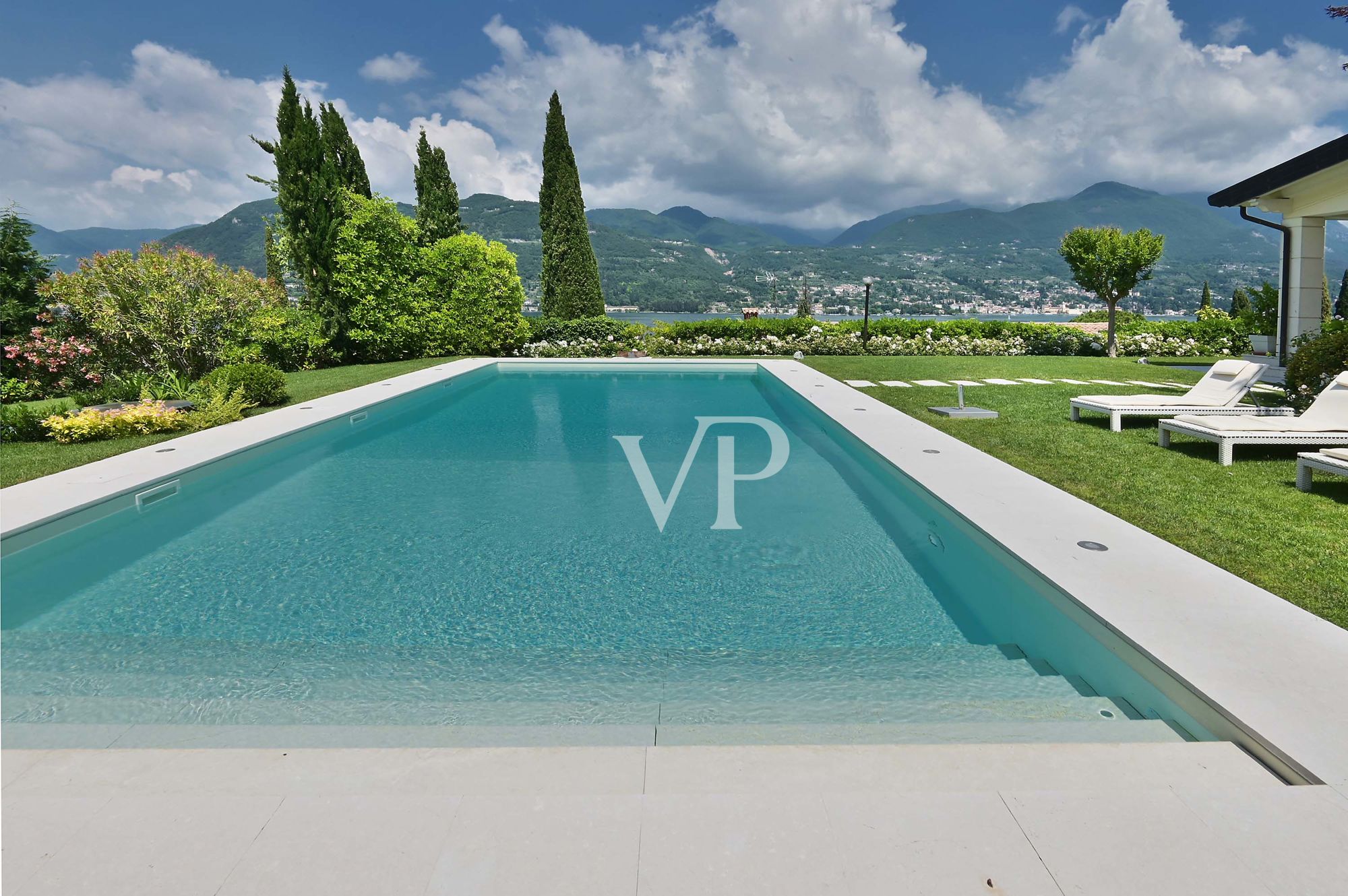 Beautiful villa with 
enchanting lake view