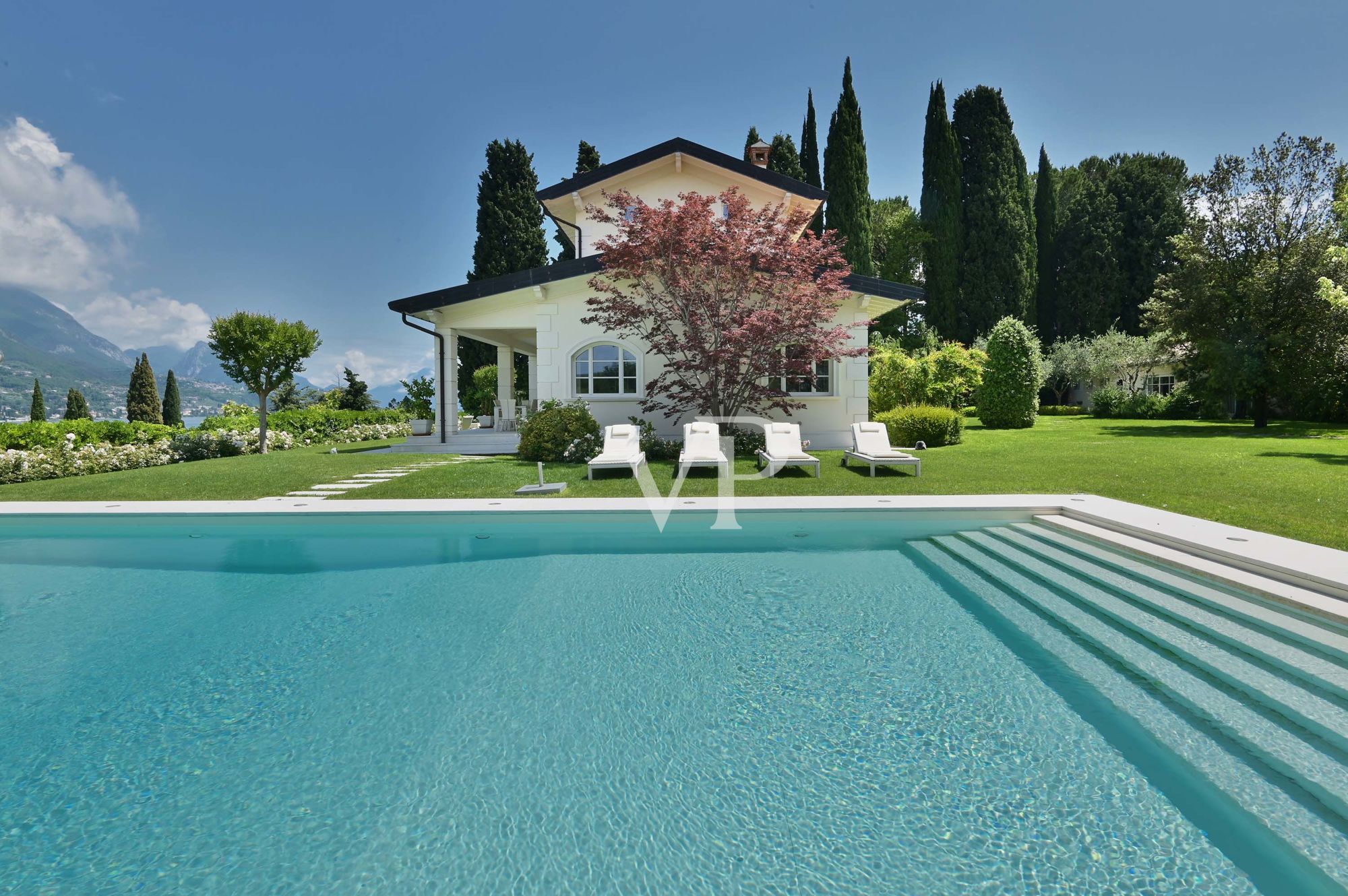 Beautiful villa with 
enchanting lake view