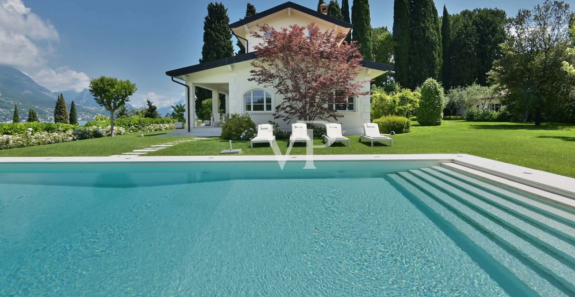 Herrschaftliche Villa mit bezauberndem Seeblick