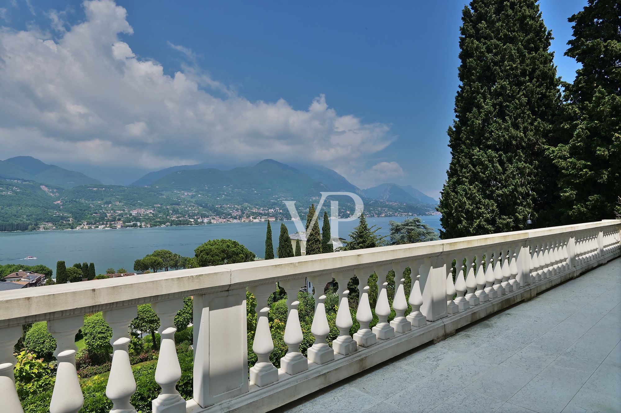 Beautiful villa with 
enchanting lake view