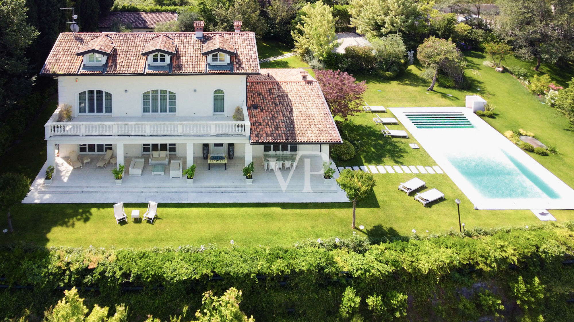 Beautiful villa with 
enchanting lake view
