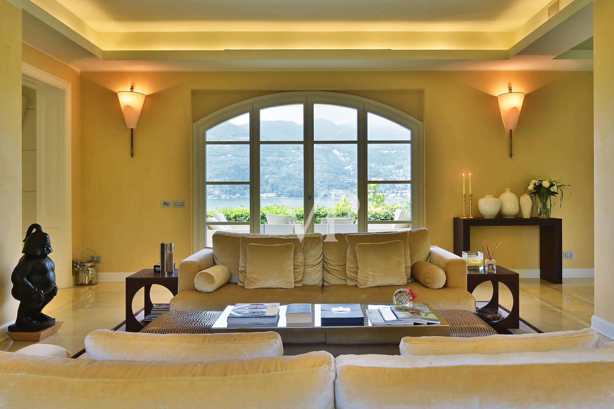 Beautiful villa with 
enchanting lake view