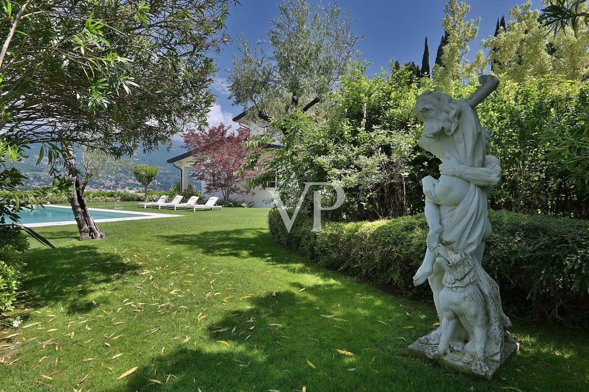 Beautiful villa with 
enchanting lake view