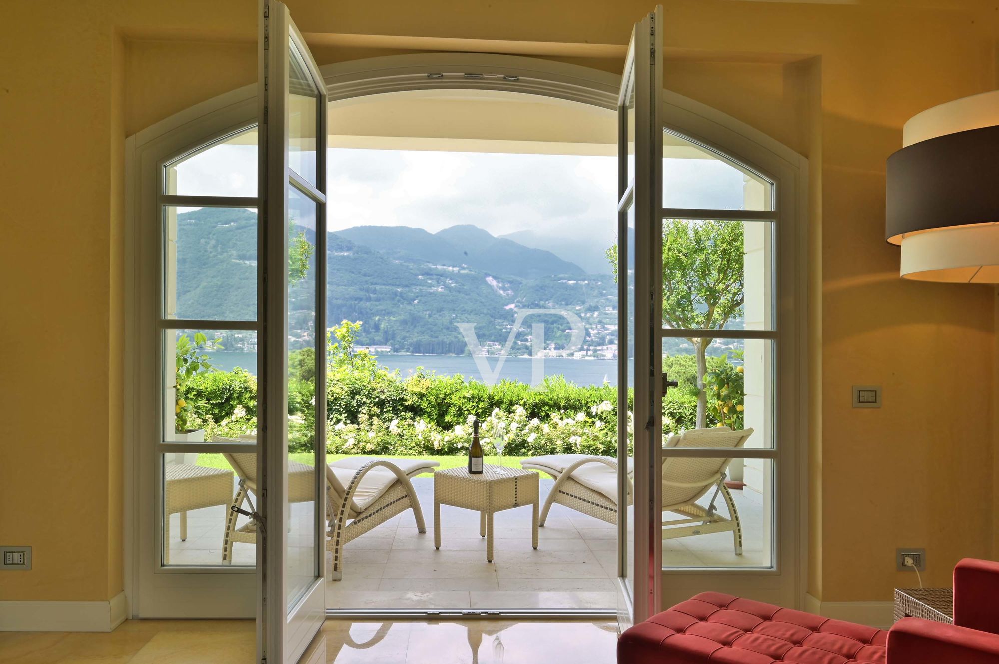 Beautiful villa with 
enchanting lake view