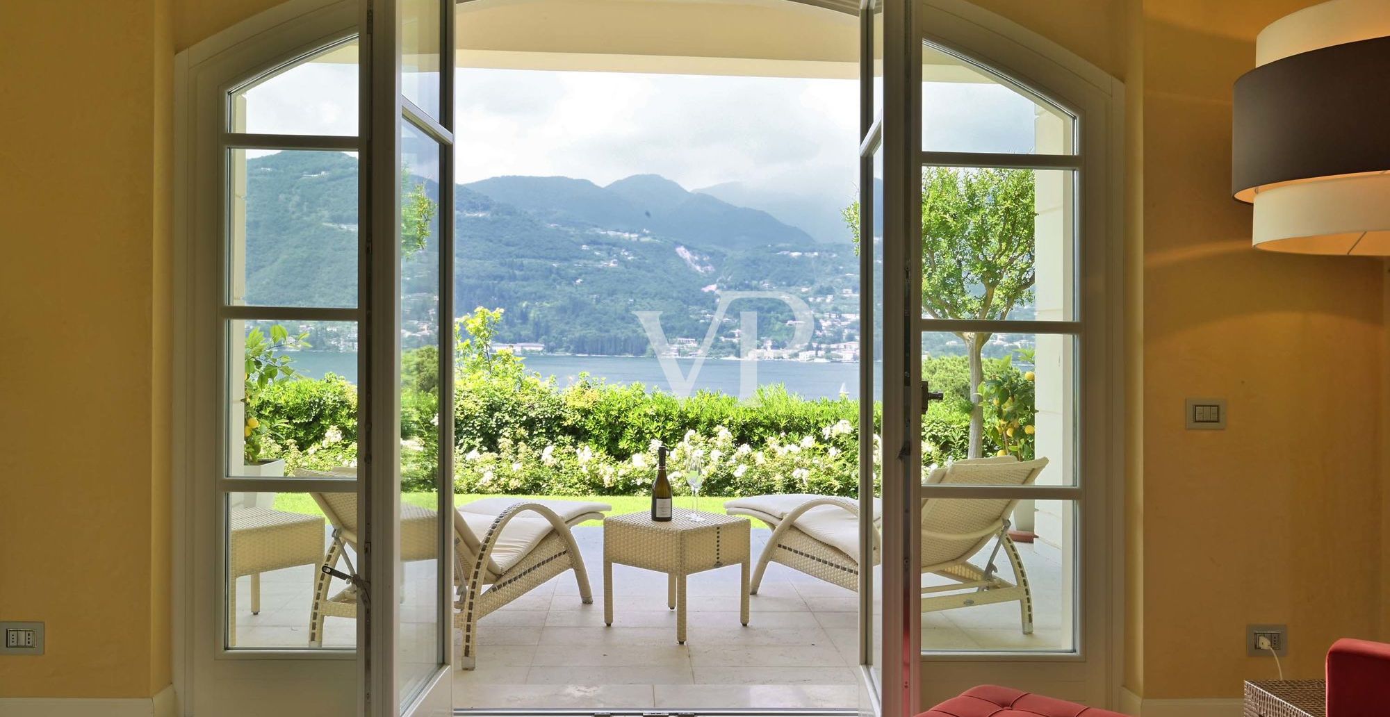 Herrschaftliche Villa mit bezauberndem Seeblick