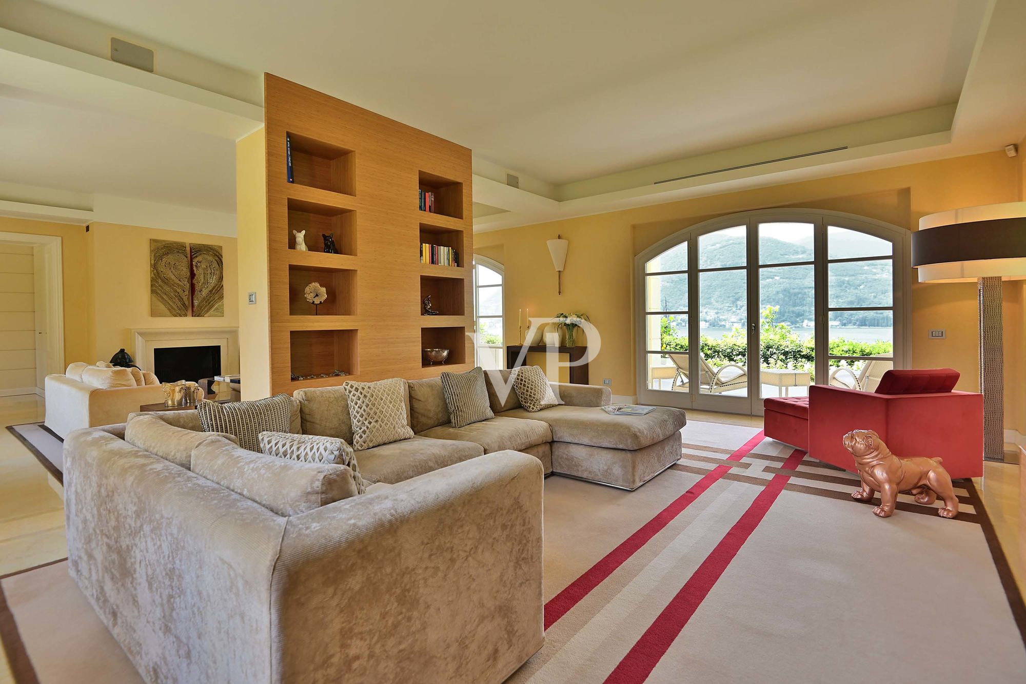 Beautiful villa with 
enchanting lake view