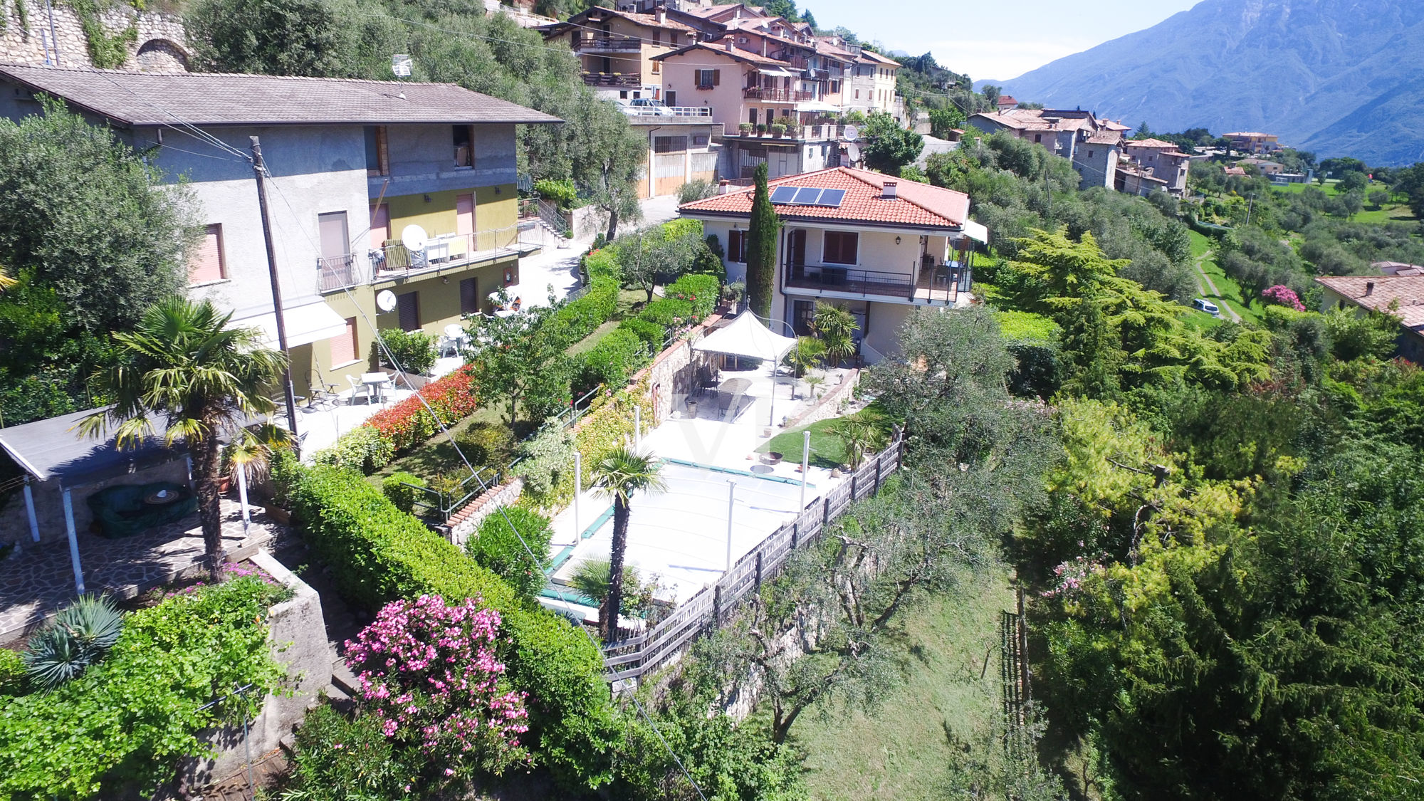 Villa avec de nombreuses possibilités. Maison principale avec trois appartements indépendants.