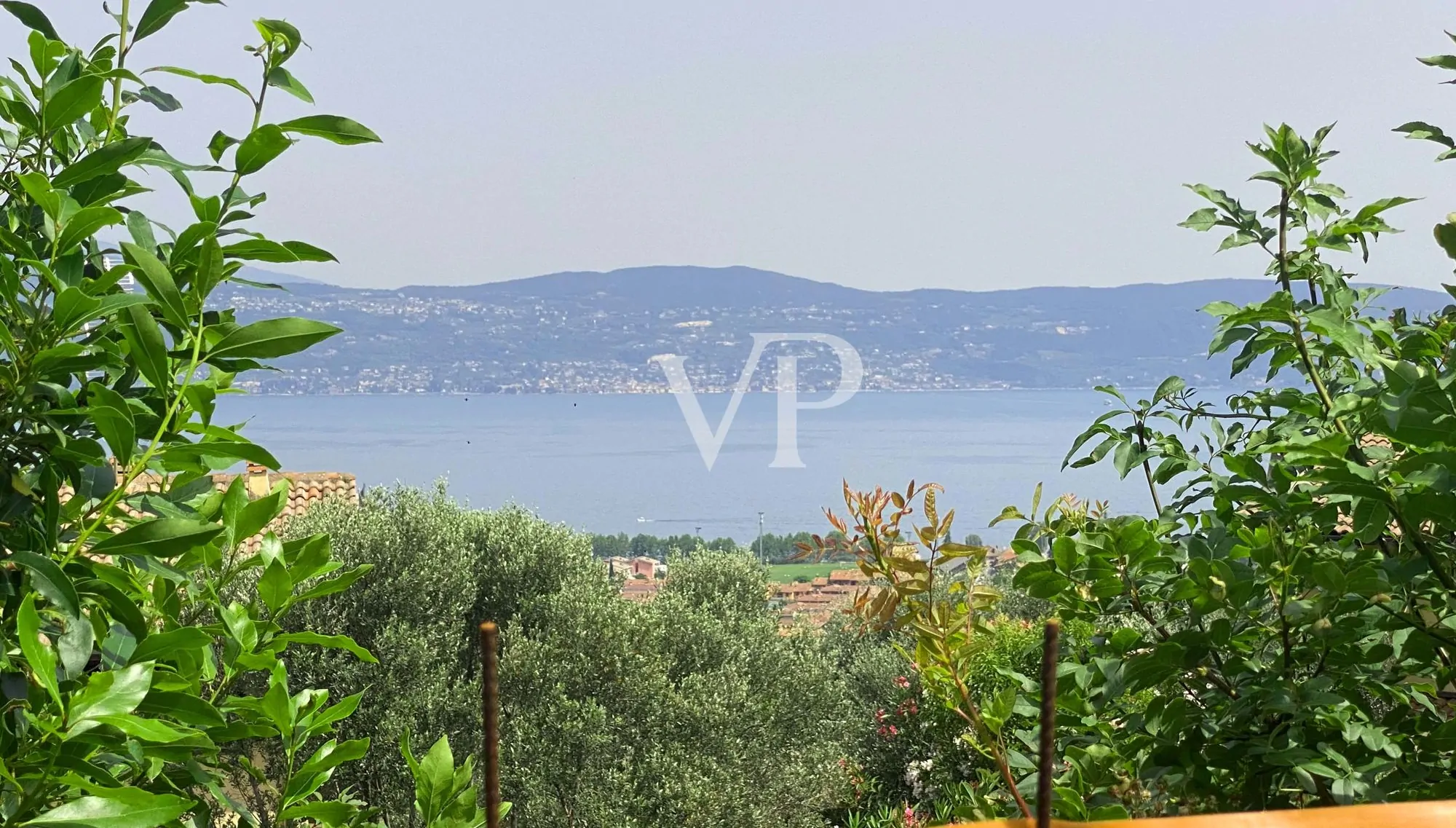 Villa con fantastica vista lago in posizione silenziosa ed esclusiva