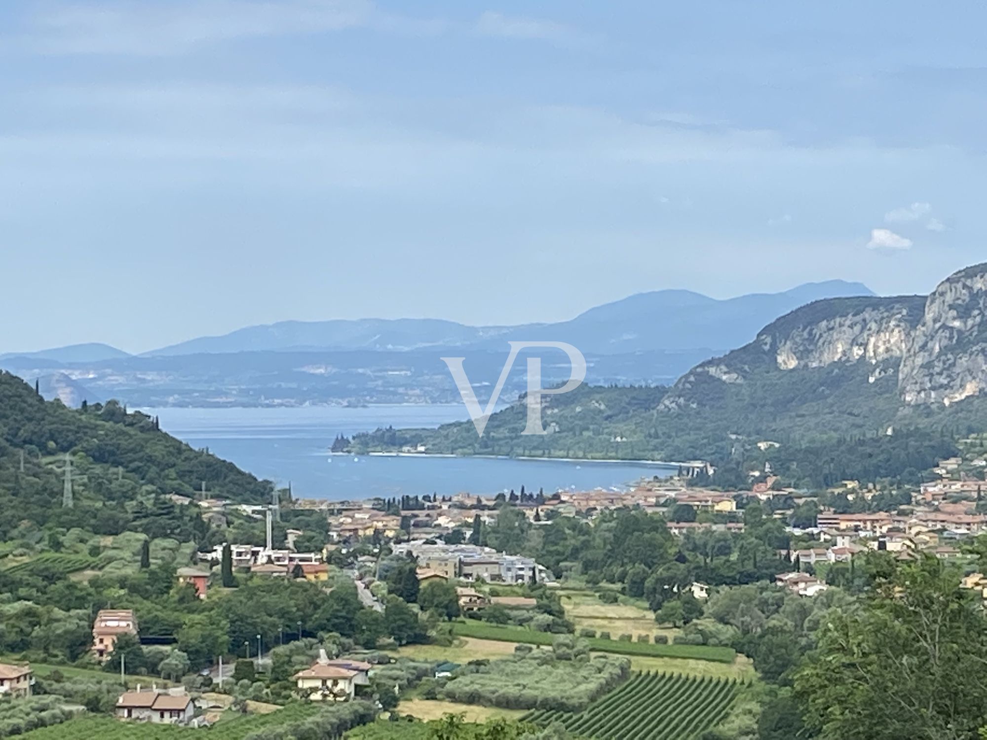 Fantástica vista de la bahía de Garda - hermoso desarrollo circundante en la naturaleza mediterránea y la producción propia de aceite de oliva