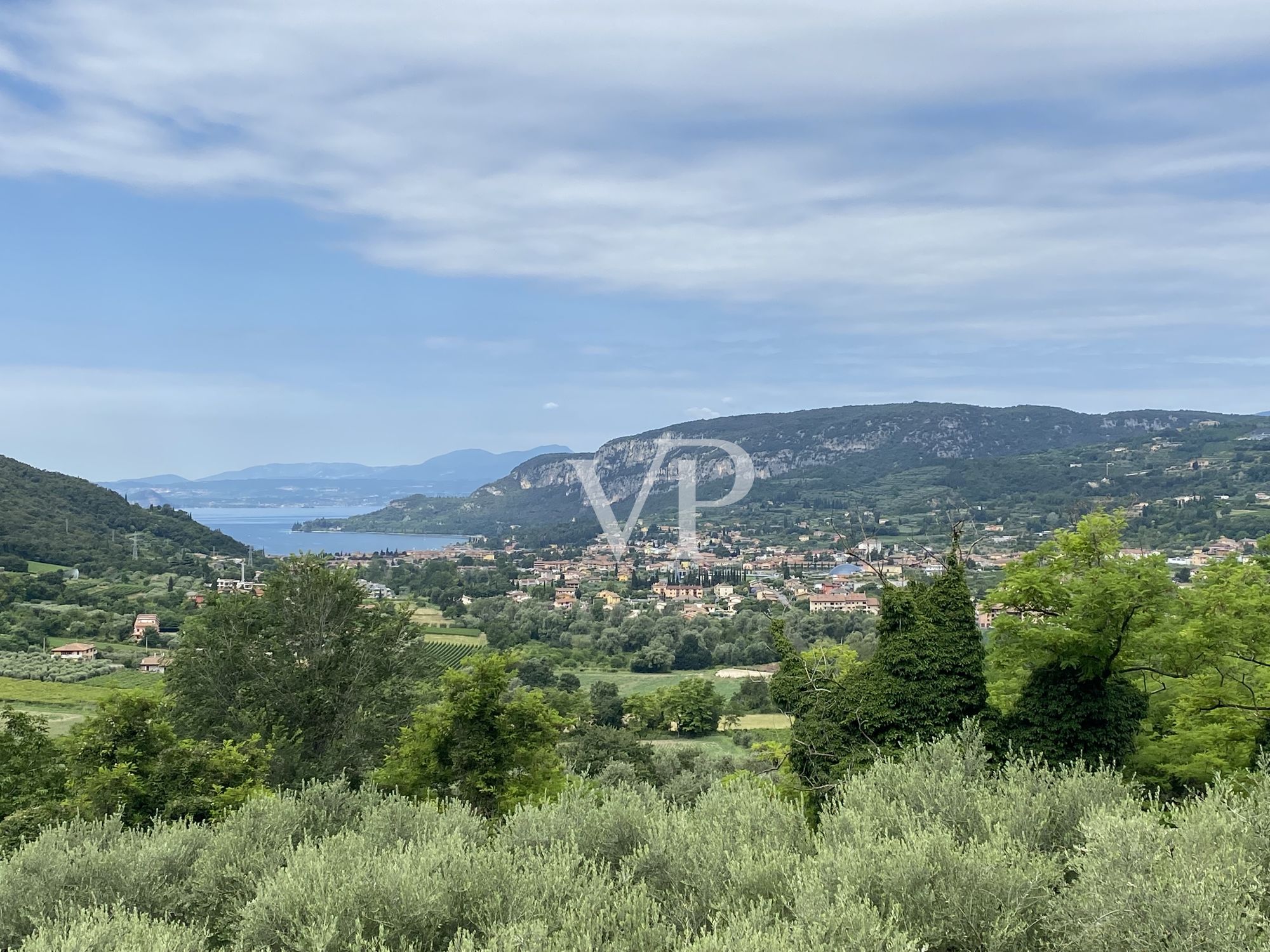 Fantástica vista de la bahía de Garda - hermoso desarrollo circundante en la naturaleza mediterránea y la producción propia de aceite de oliva