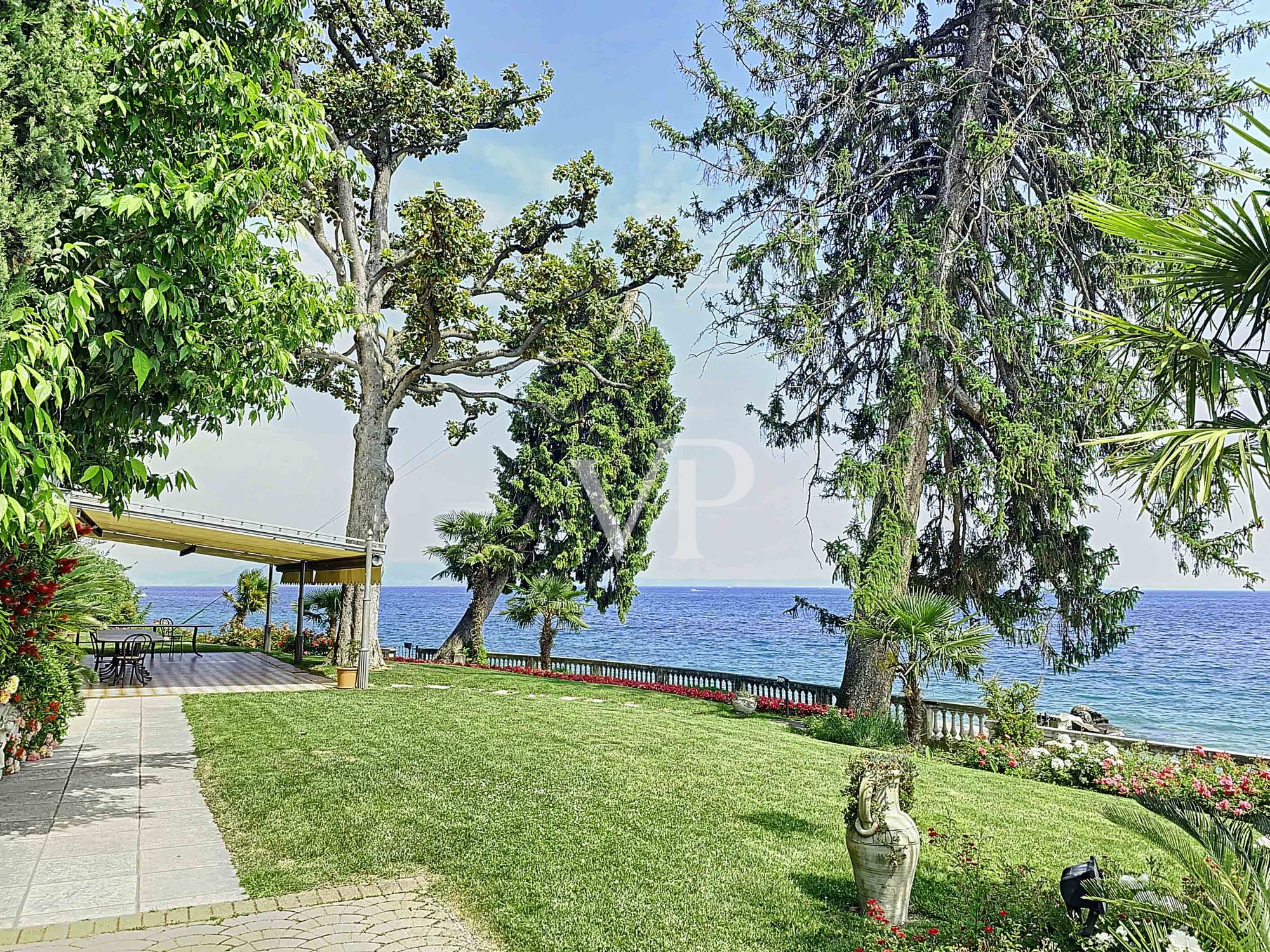 Impresionante villa en línea directa con el lago