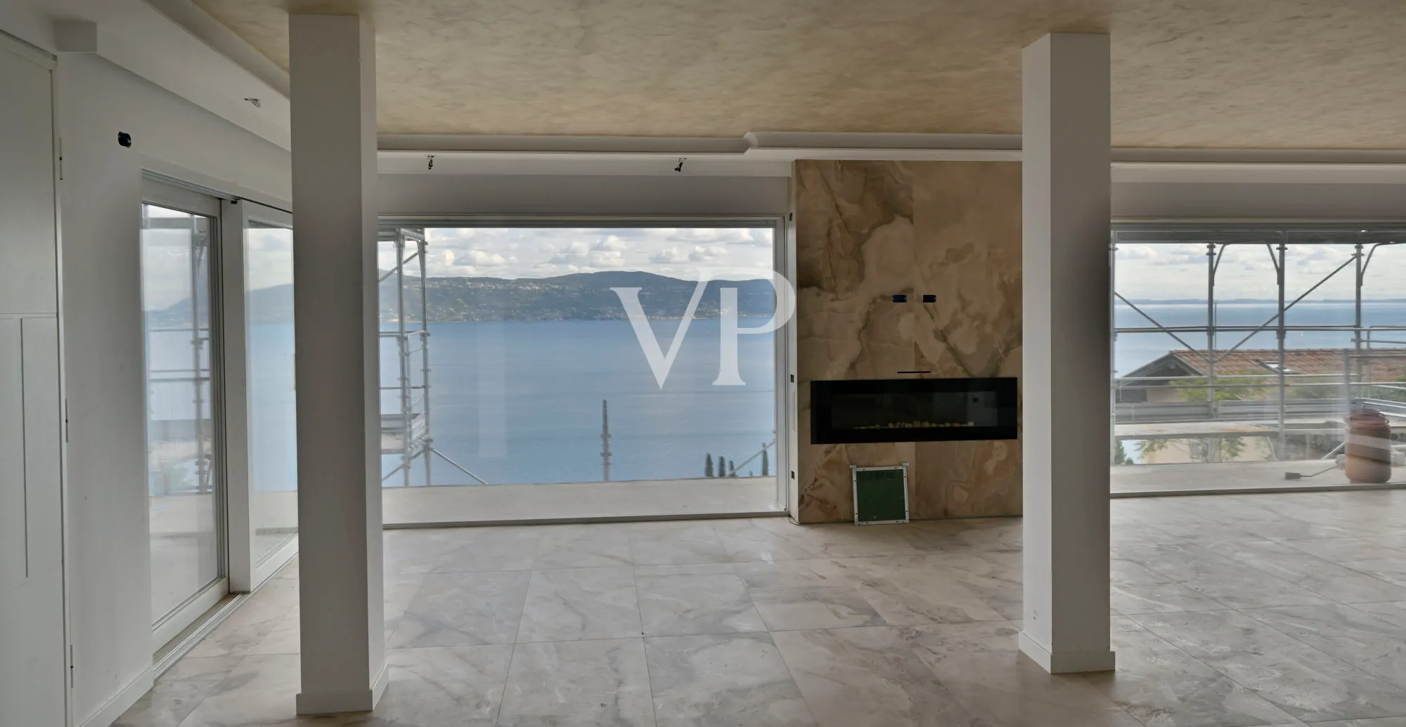 Impresionante villa con vistas al lago y piscina privada