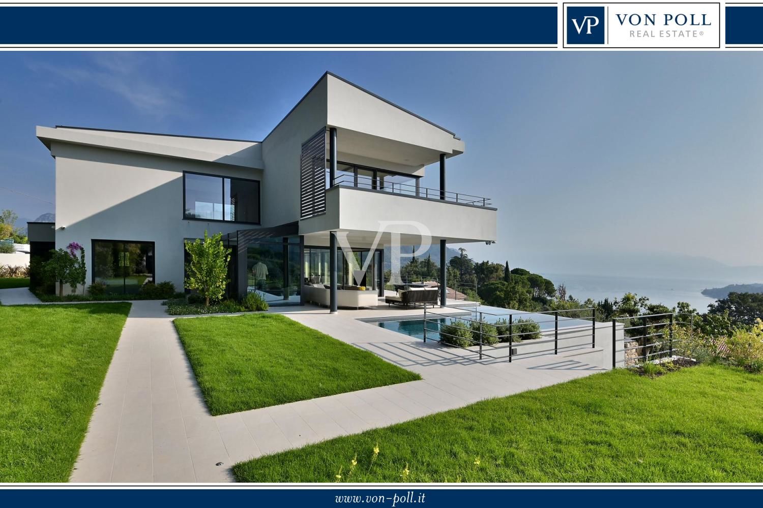 Luxurious modern villa with lake view on the Gulf of Salò