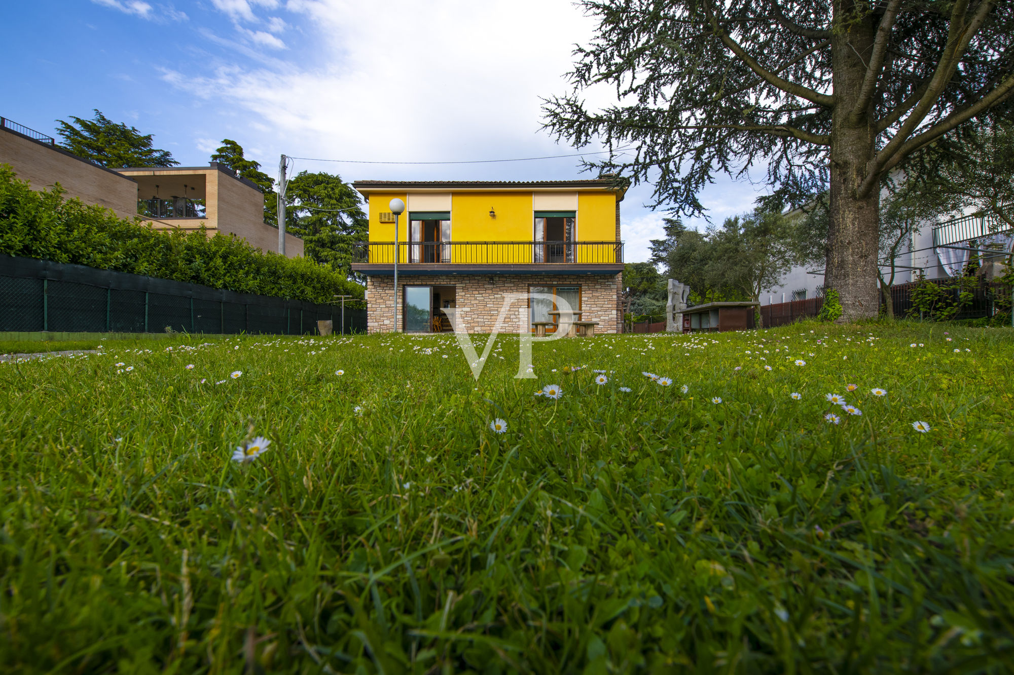 Bardolino: Einfamilienvilla am Seeufer mit bezauberndem Garten