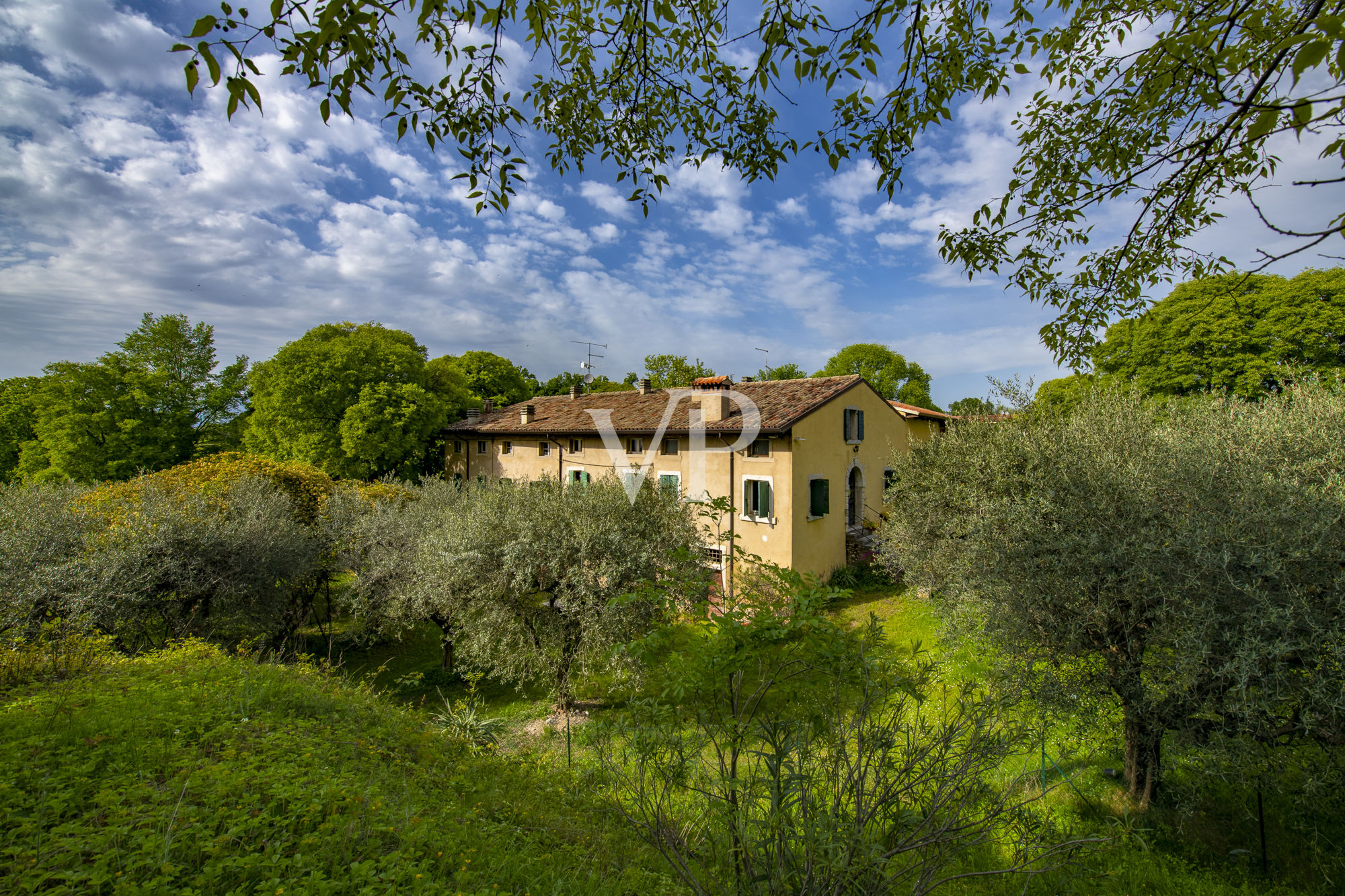 Magnifico Rustico parzialmente ristrutturato con vista lago