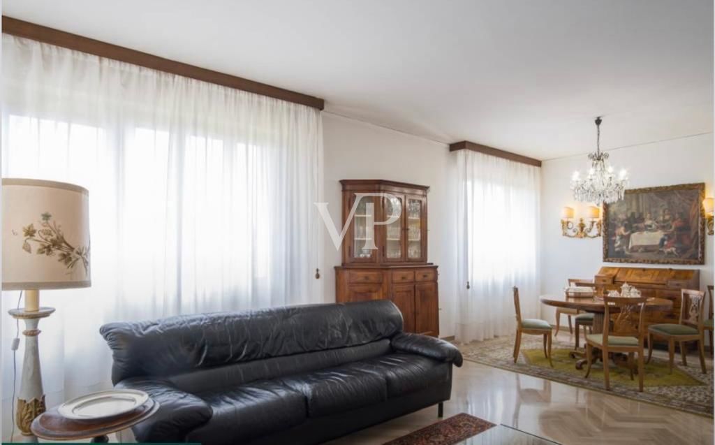 Detached villa with large garden in Lazise