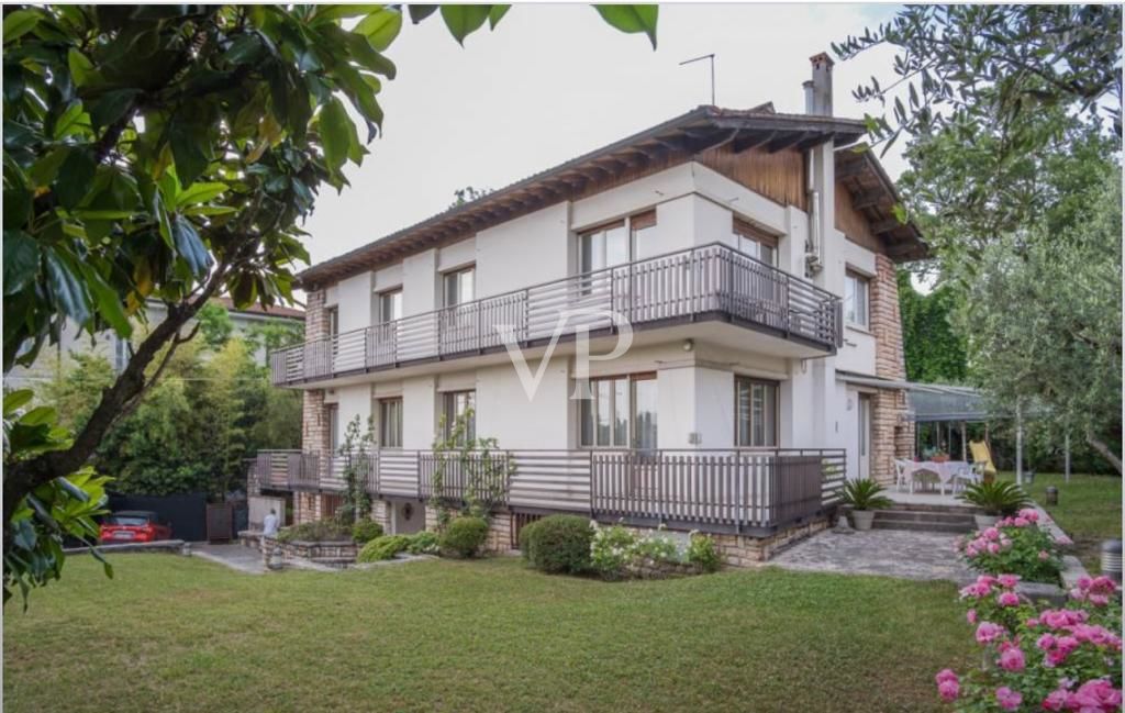 Detached villa with large garden in Lazise