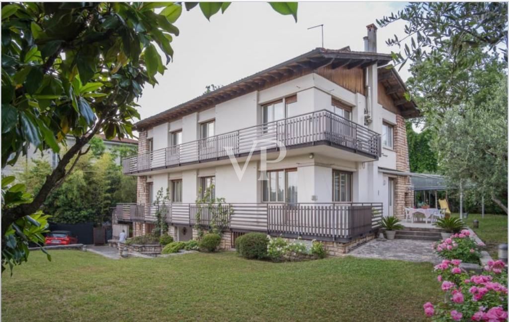 Chalet independiente con gran jardín en Lazise