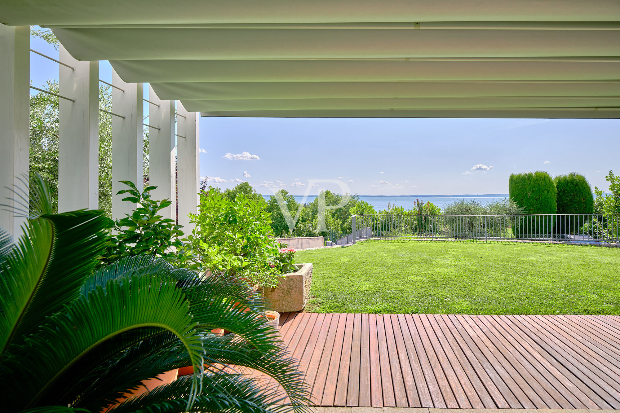 Villa mit fantastischem Seeblick in der Nähe des historischen Zentrums