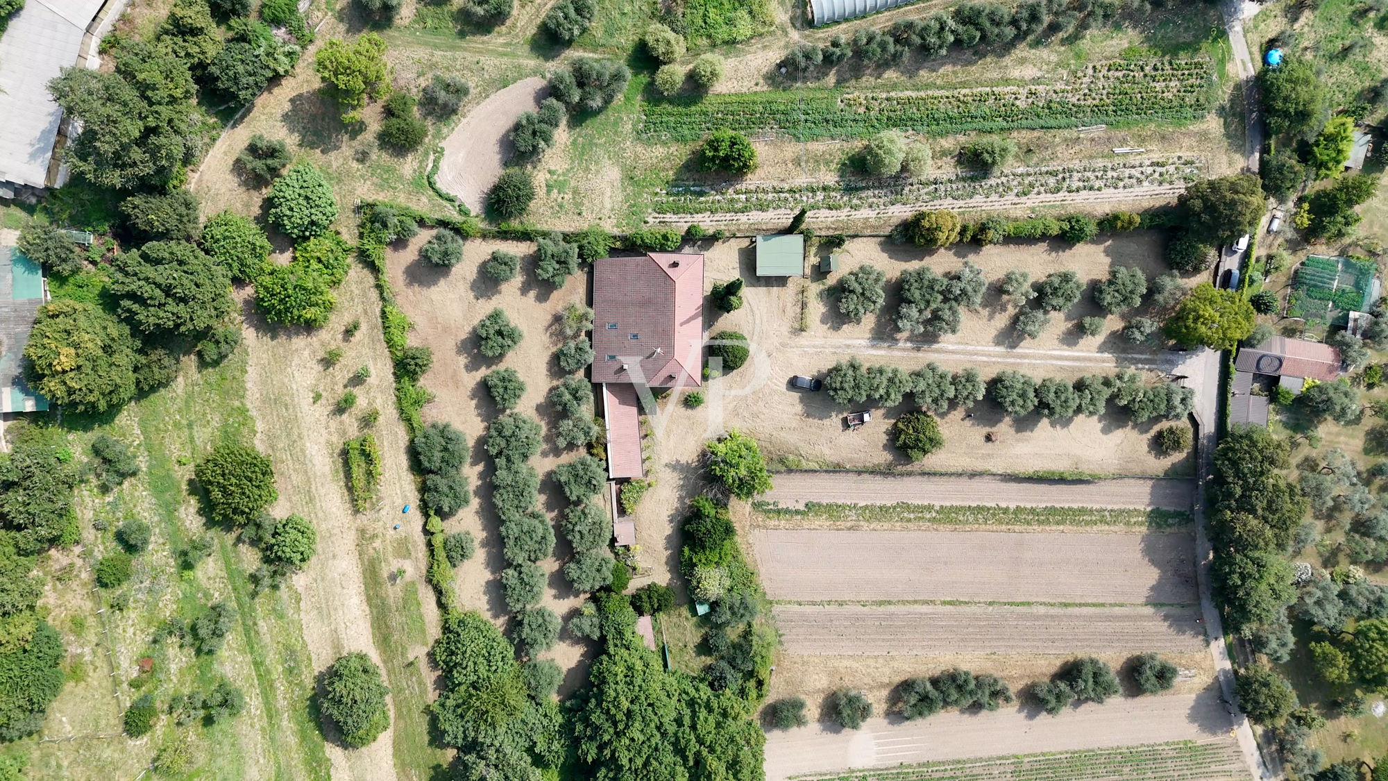 Belle ferme entourée de verdure