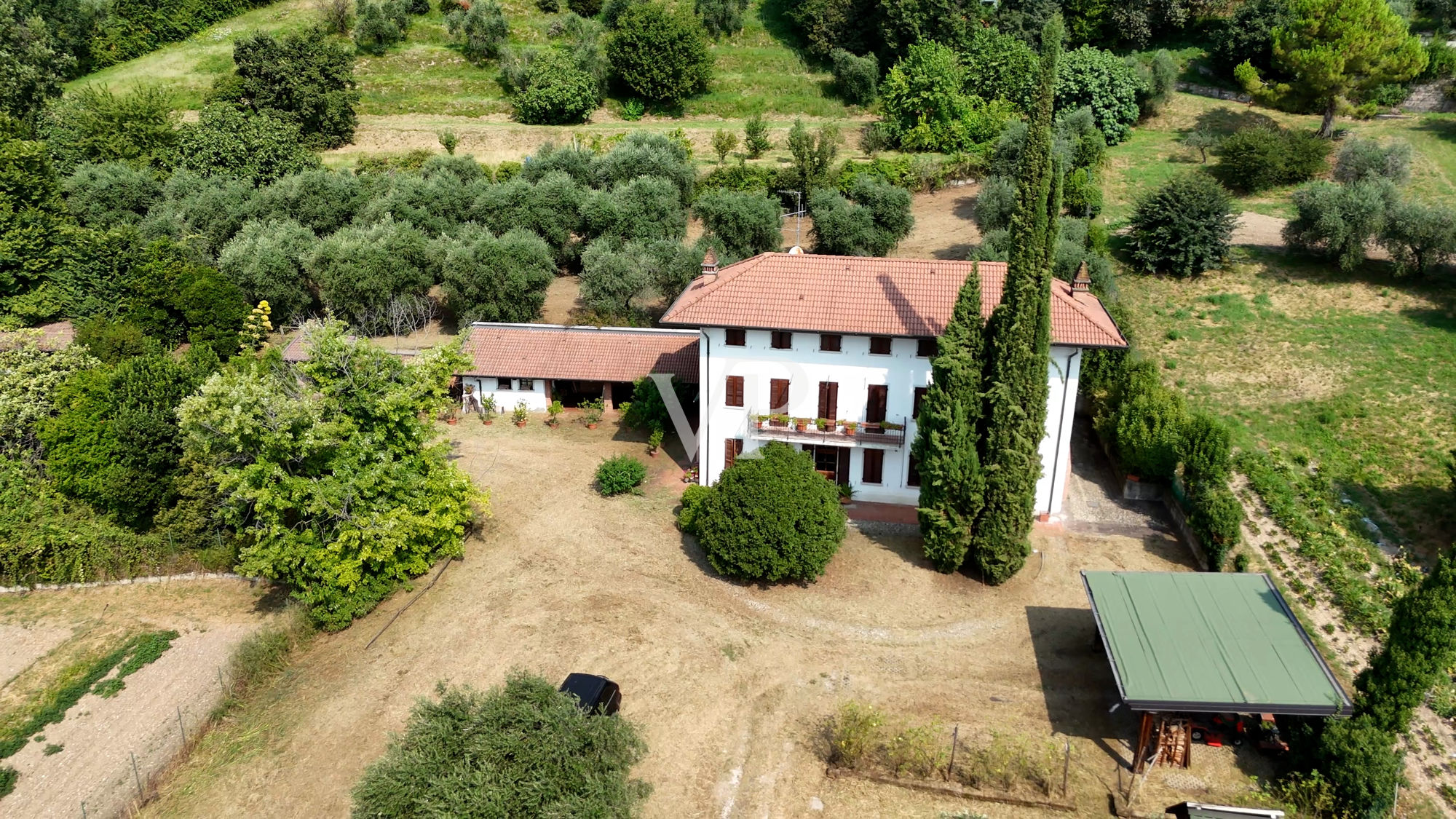 Belle ferme entourée de verdure