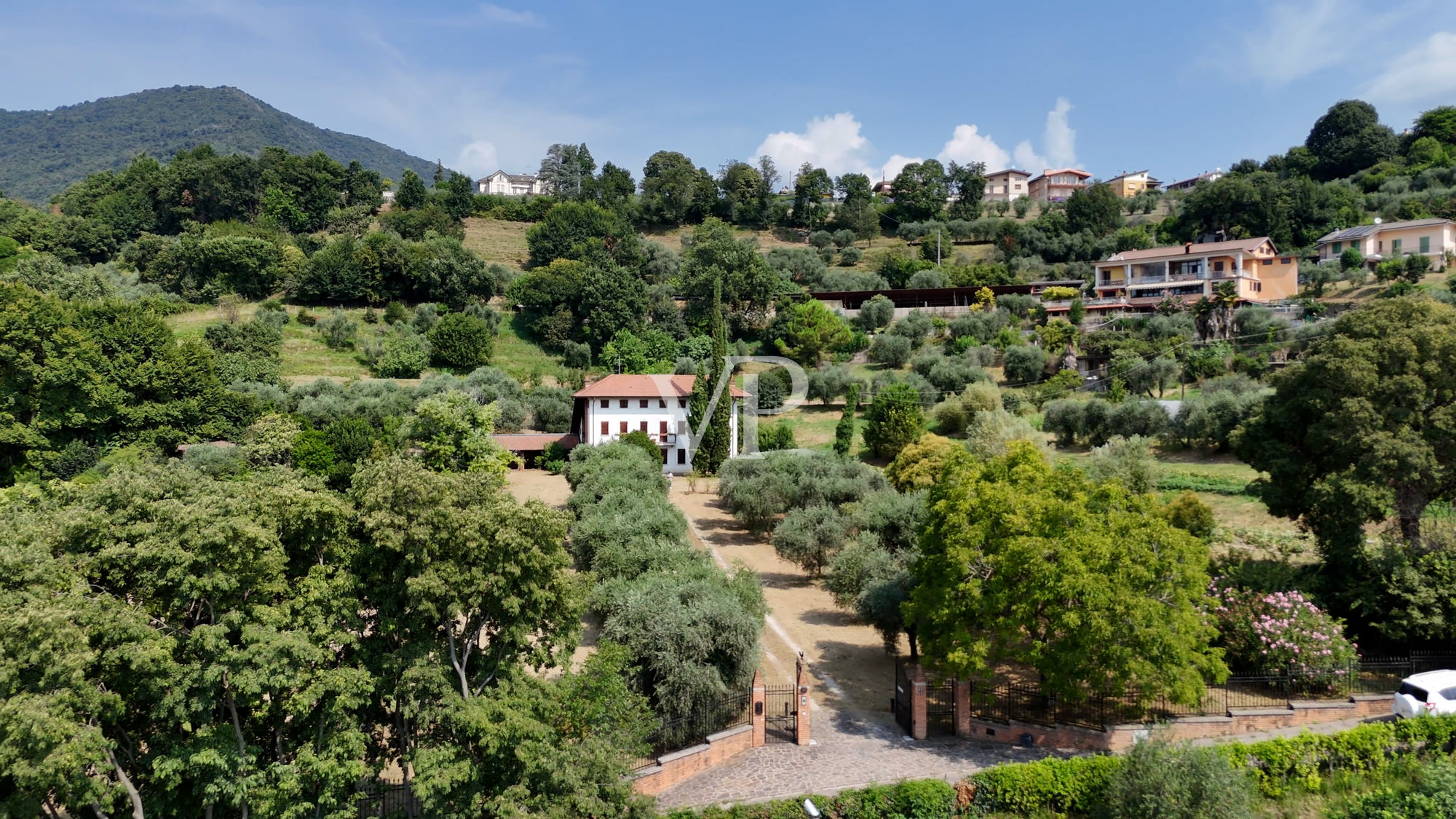 Belle ferme entourée de verdure