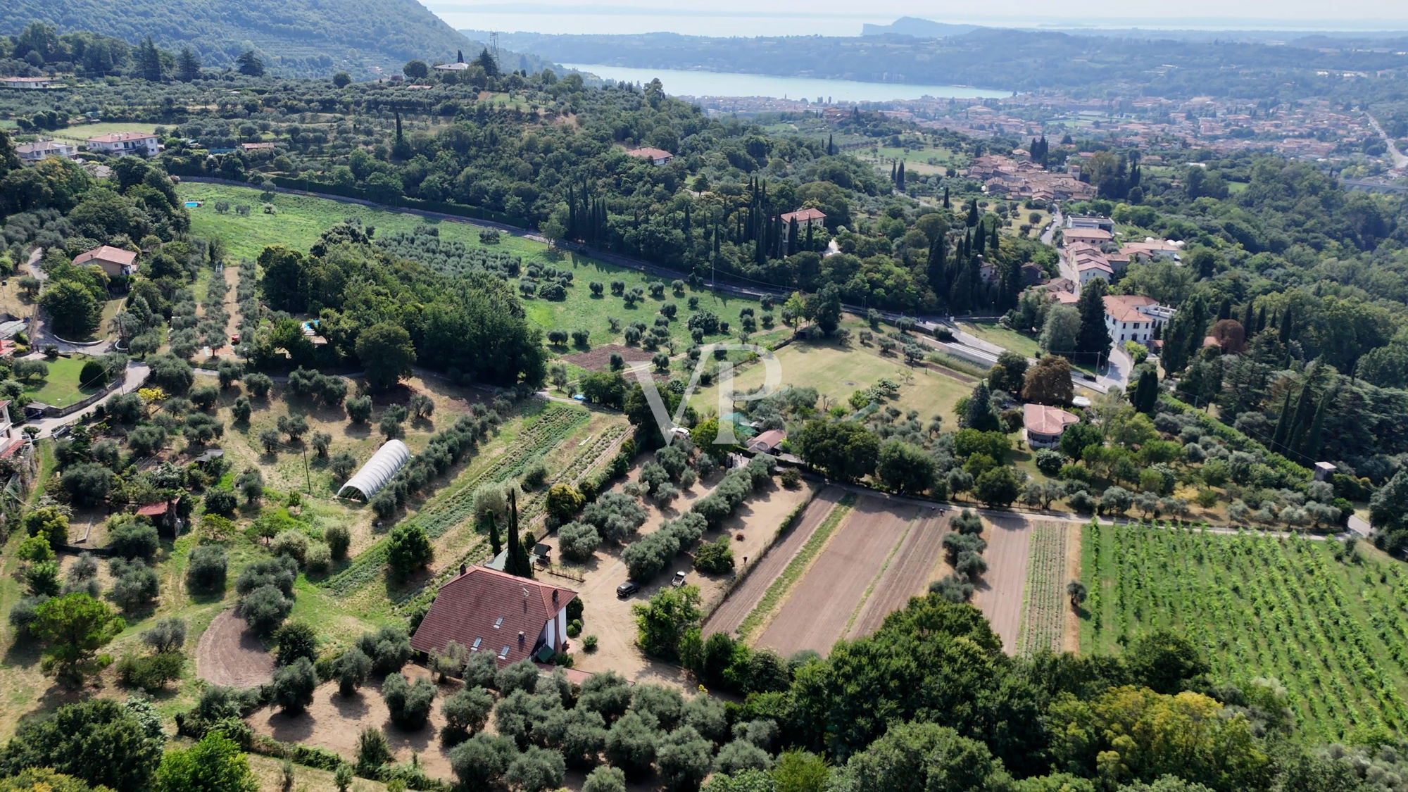 Belle ferme entourée de verdure